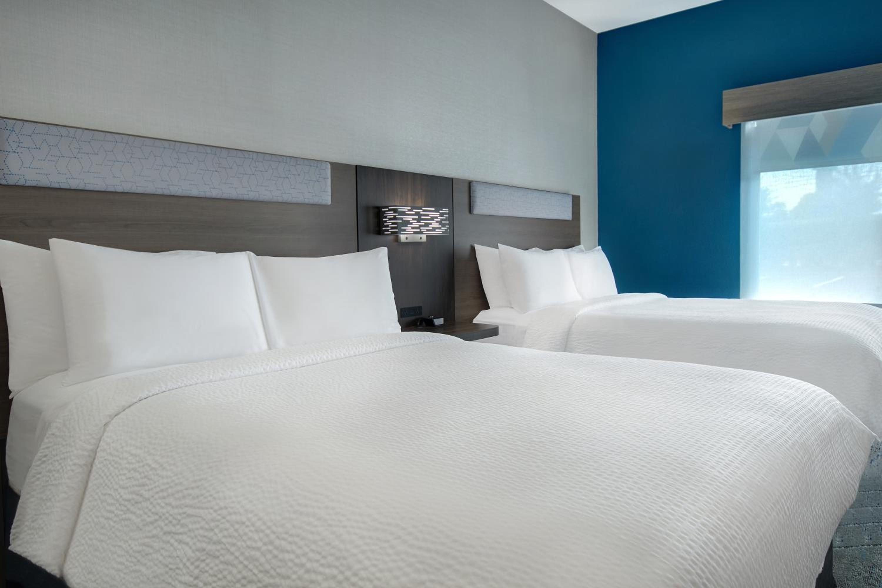 Standard Room with Two Queen Beds - Photo 11