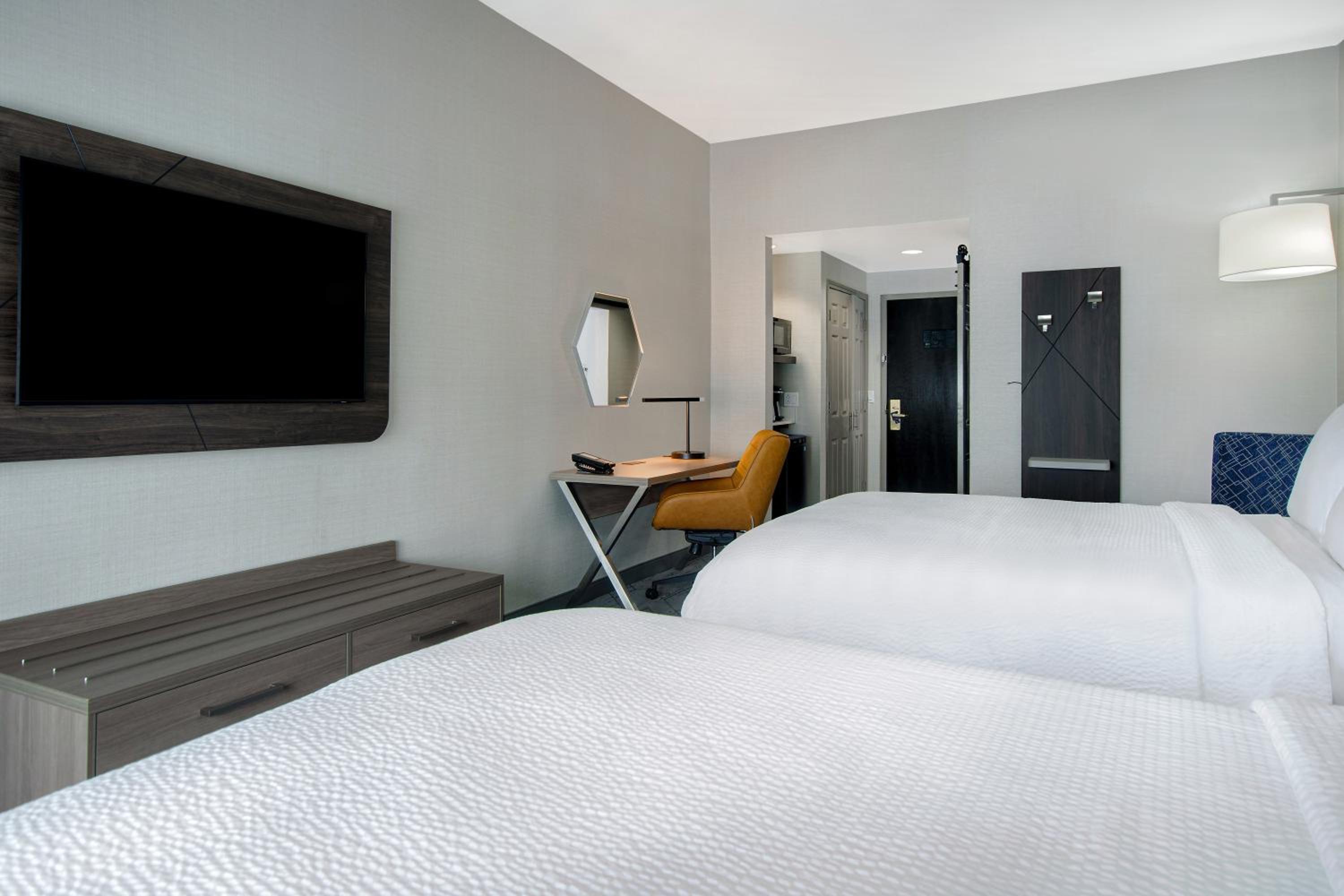 Standard Room with Two Queen Beds - Photo 10