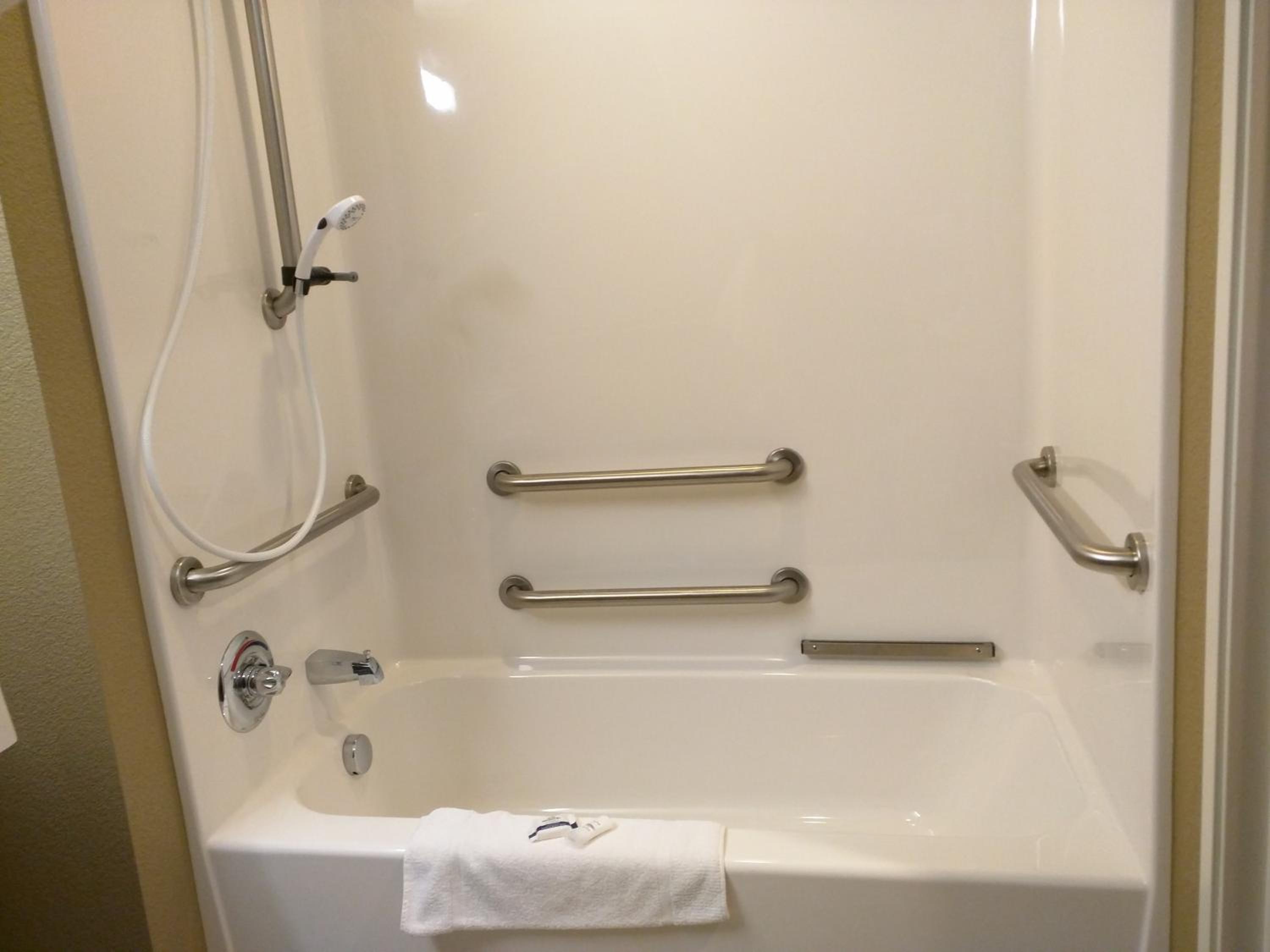 Queen Room with Two Queen Beds and Mobility/Hearing Access - Non-Smoking photo 2