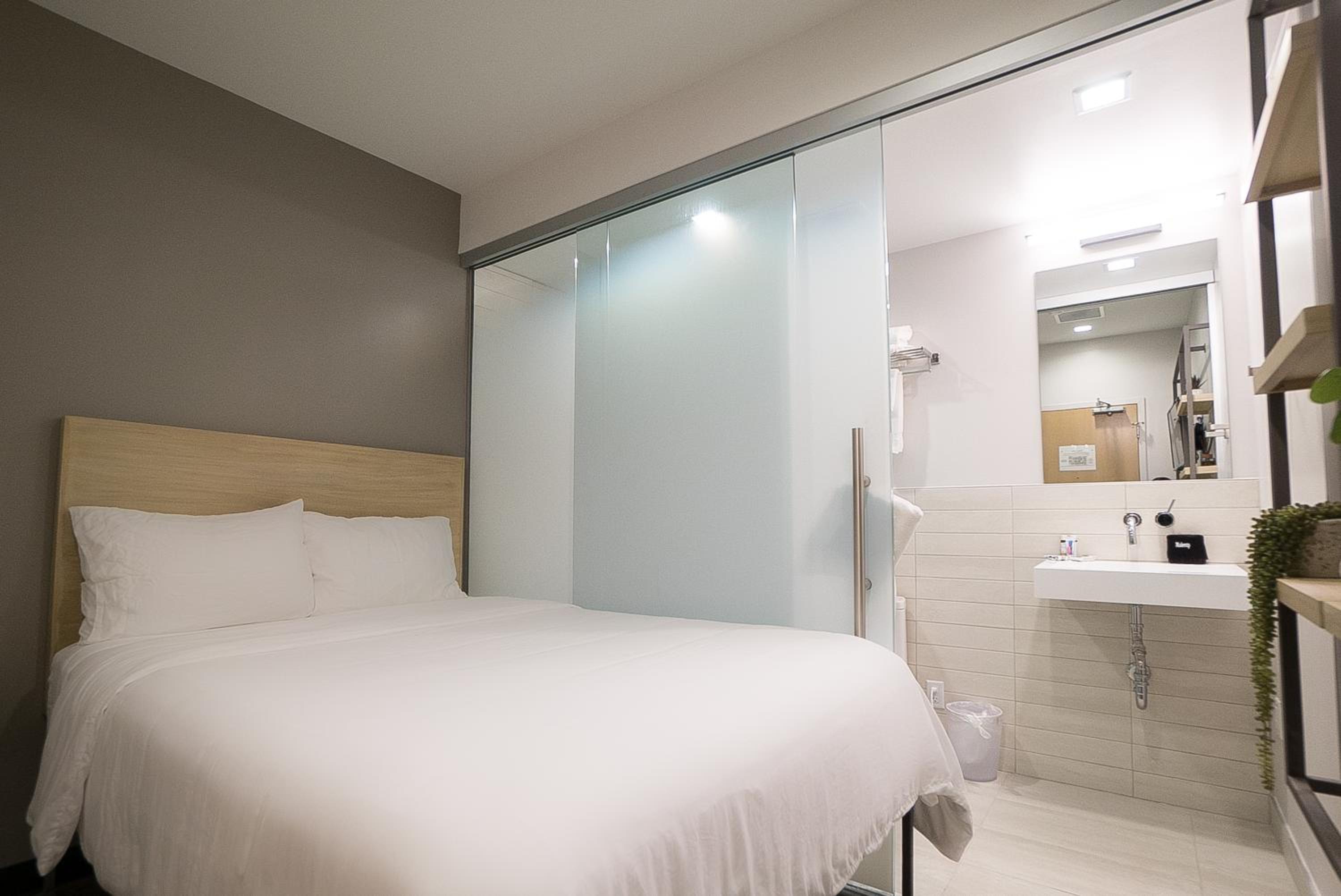 Standard Queen Room - Photo 2