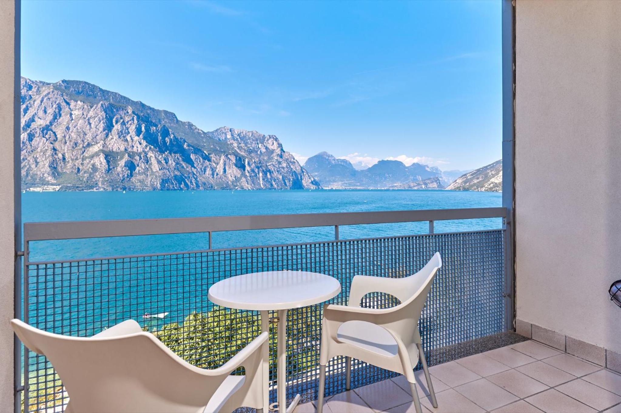 Double or Twin Room with Lake View photo 2