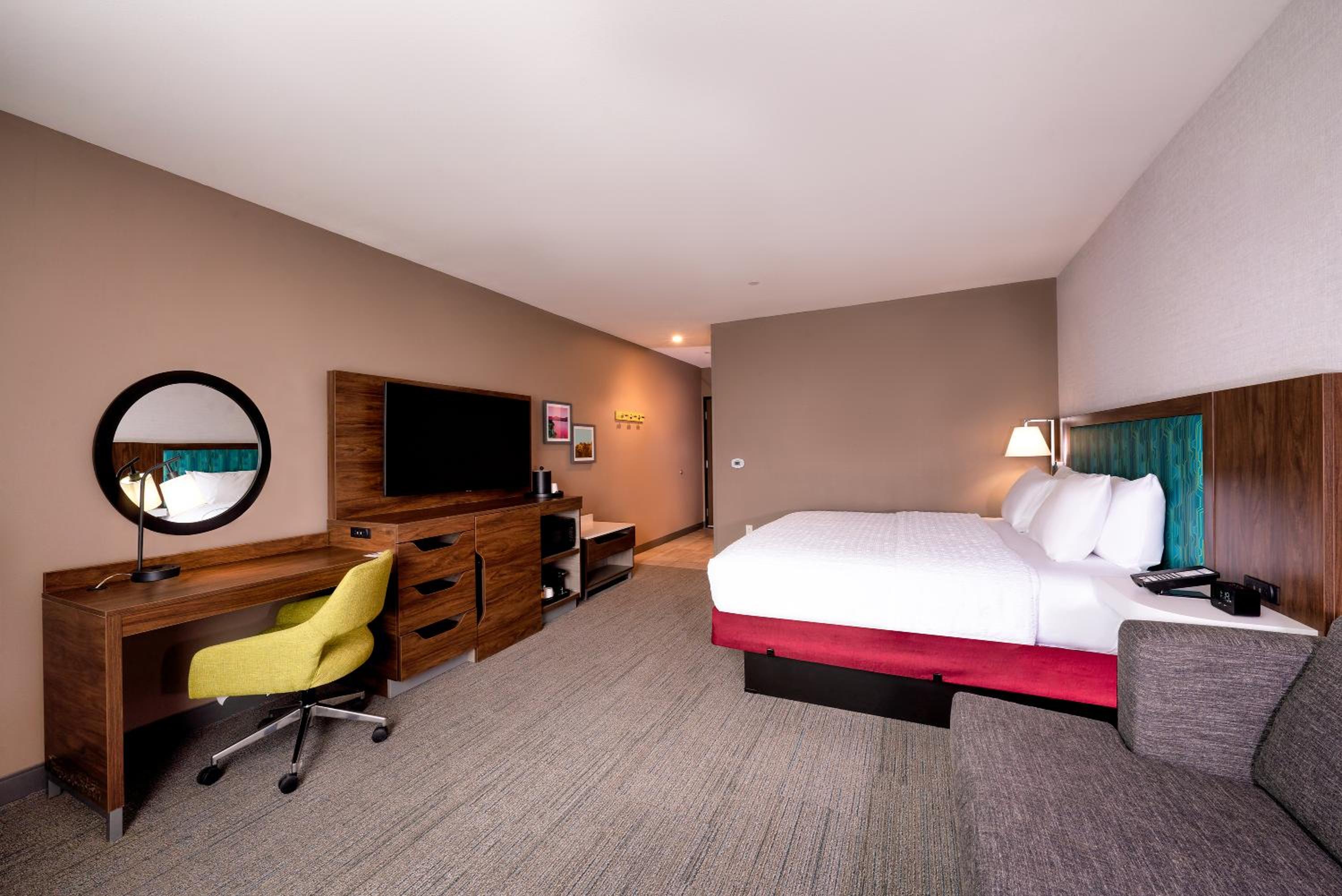 King Room with Sofa Bed - Photo 2