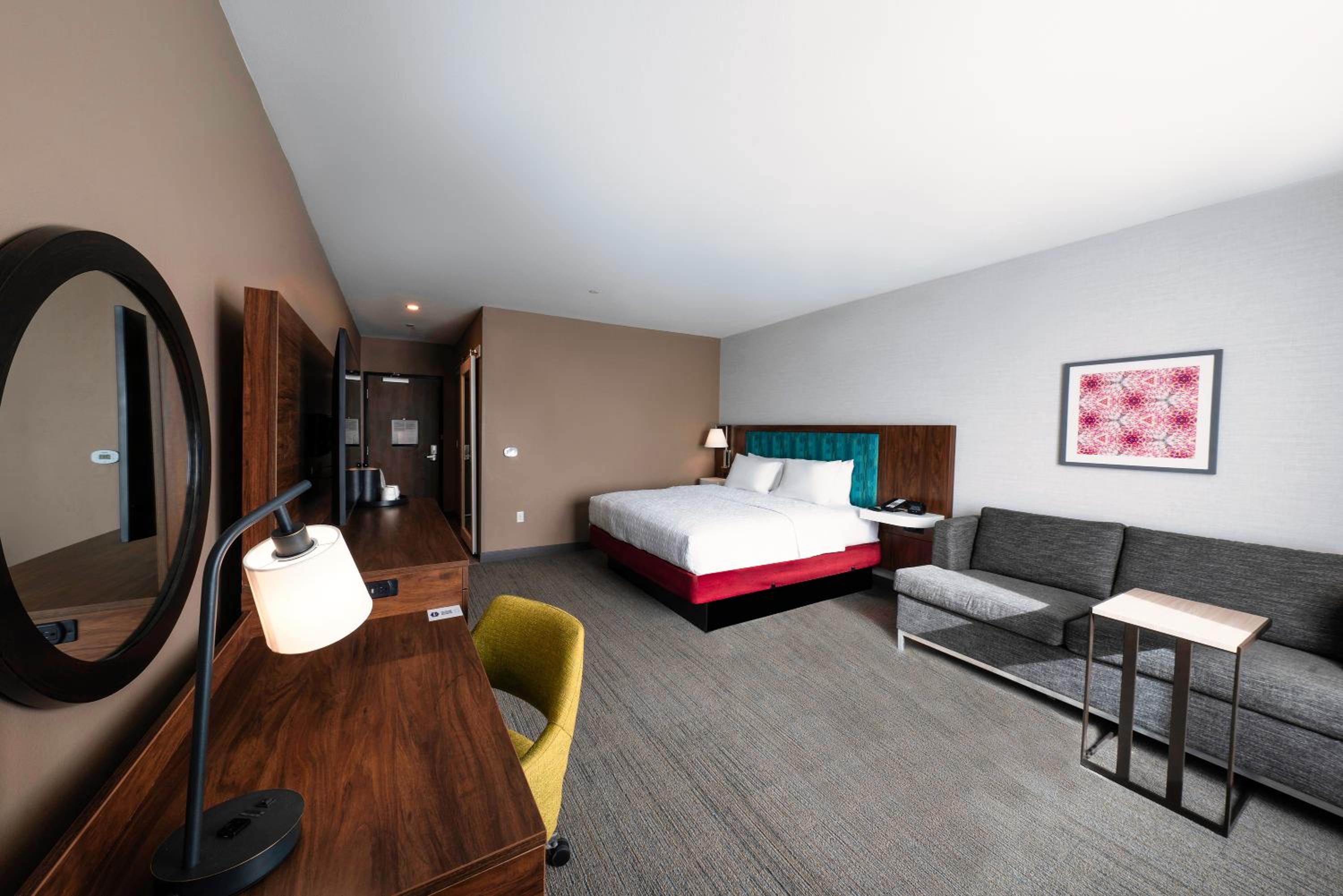 King Room with Sofa Bed - Photo 3