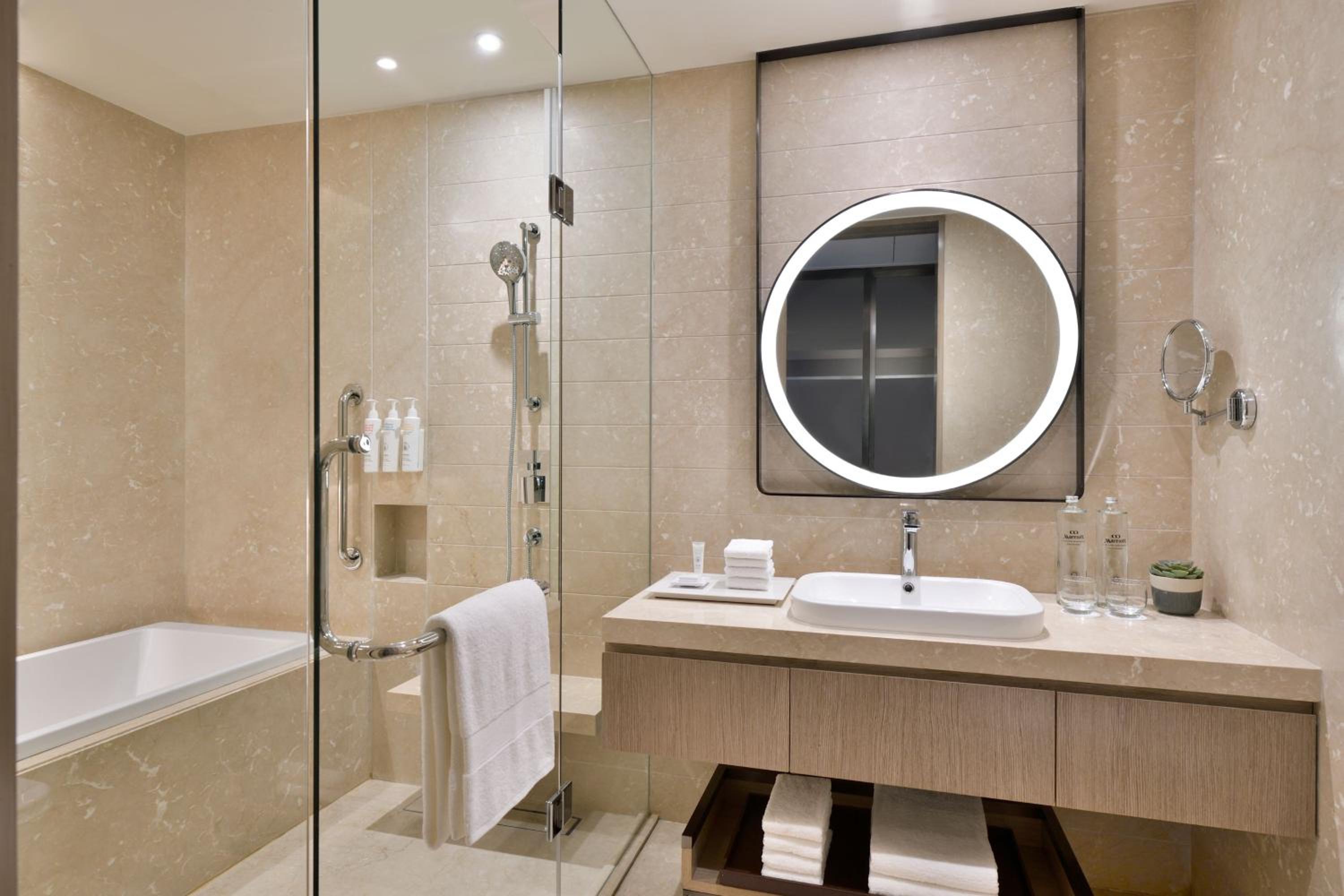 Urban Suite, 1 King , Courtyard View - 20% discount on Food and Beverage photo 2