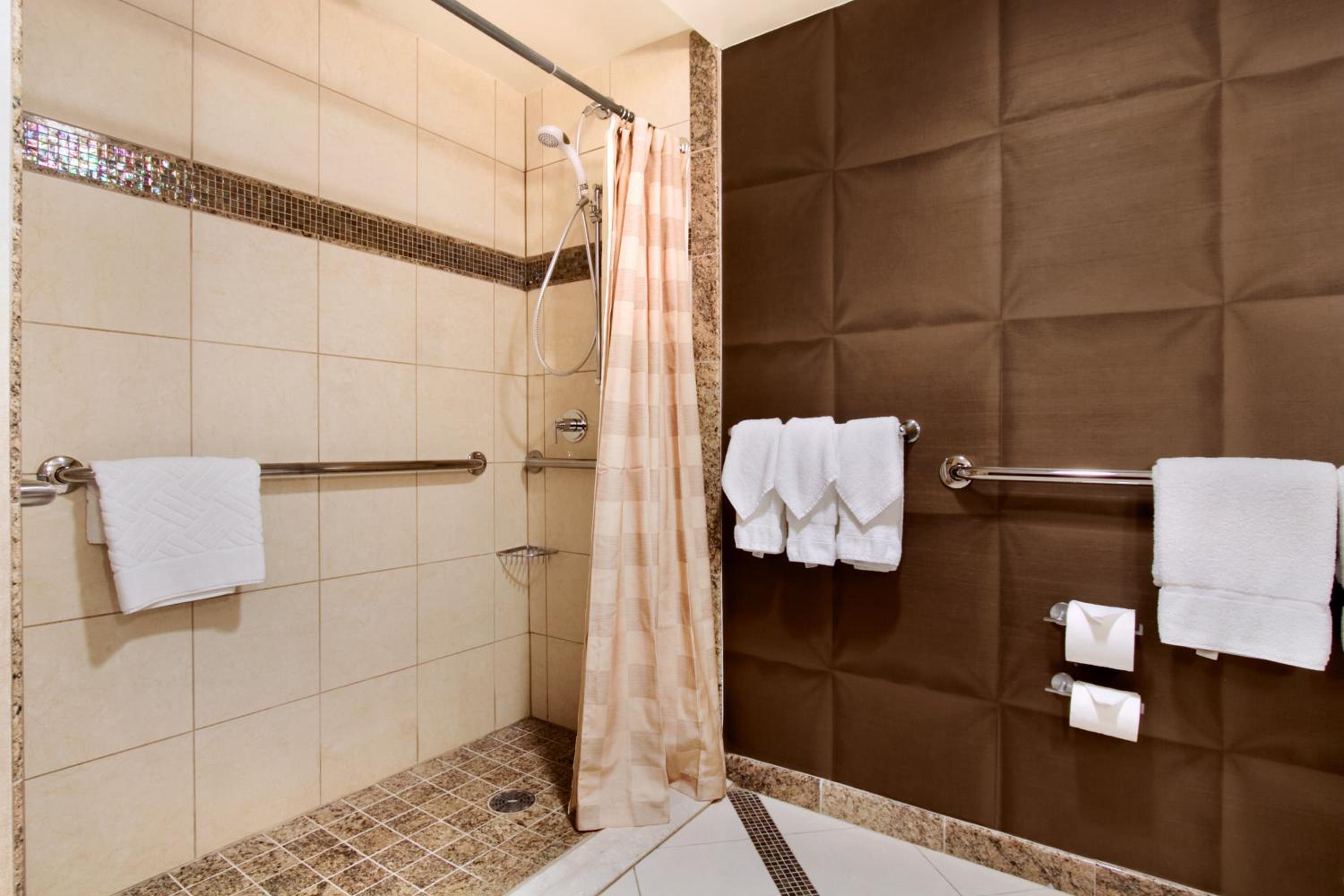 Double Room with Two Double Beds and Roll-in Shower - Mobility/Hearing Access - Photo 4