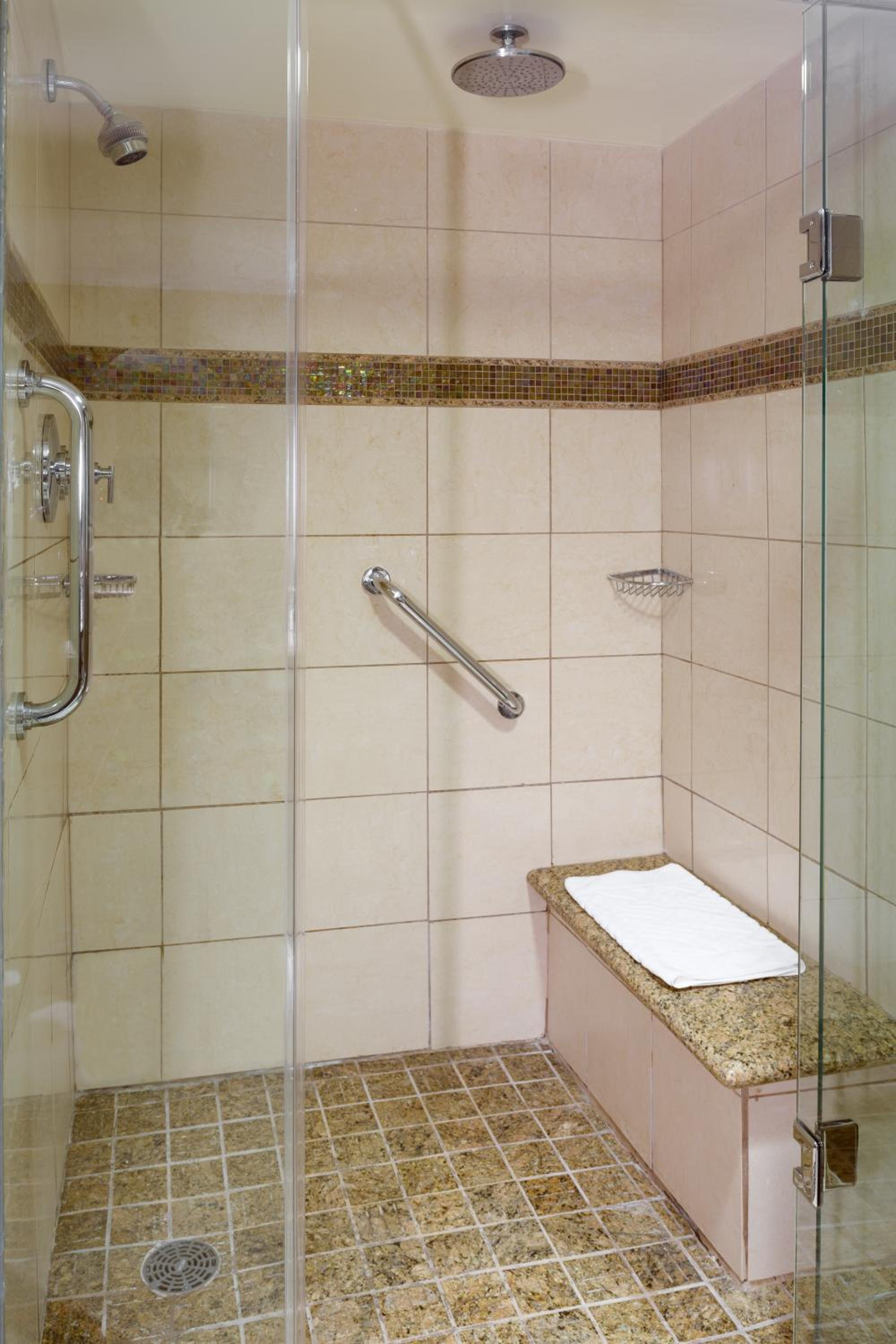 Double Room with Two Double Beds and Roll-in Shower - Mobility/Hearing Access - Photo 5