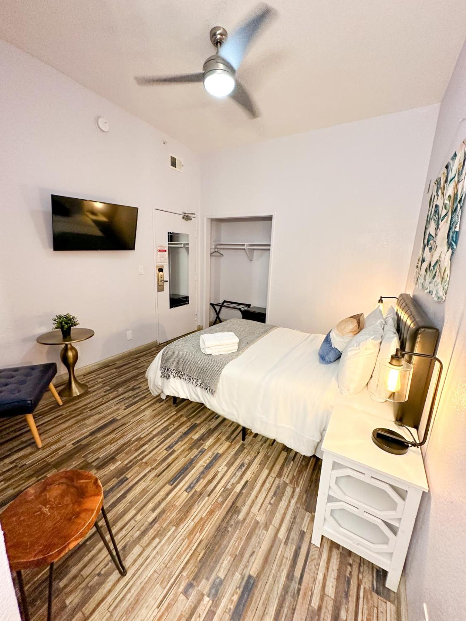 Double Room with Shared Bathroom thumbnail 6