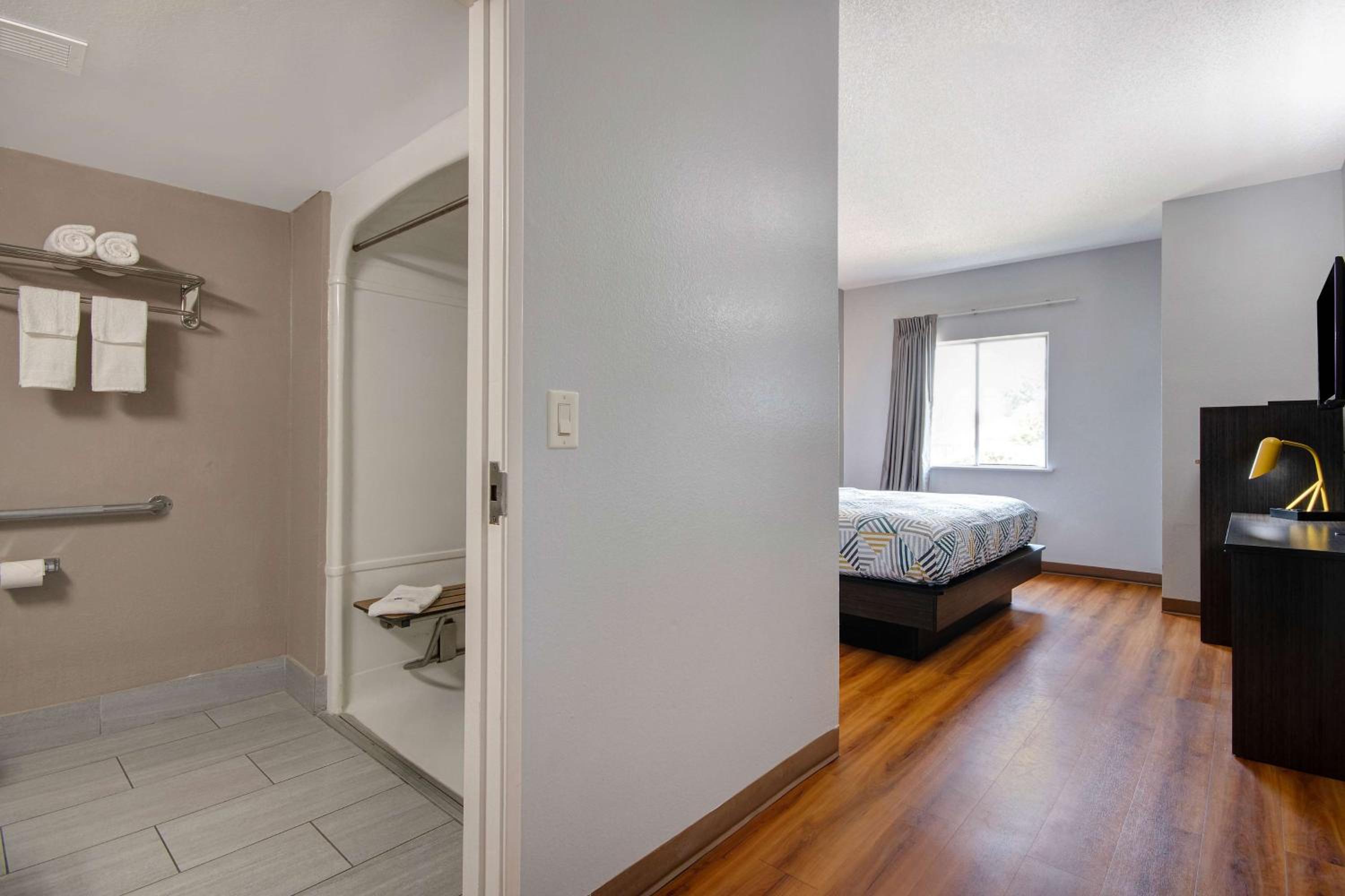 King Room with Roll-in Shower - Disability Access - Non-Smoking