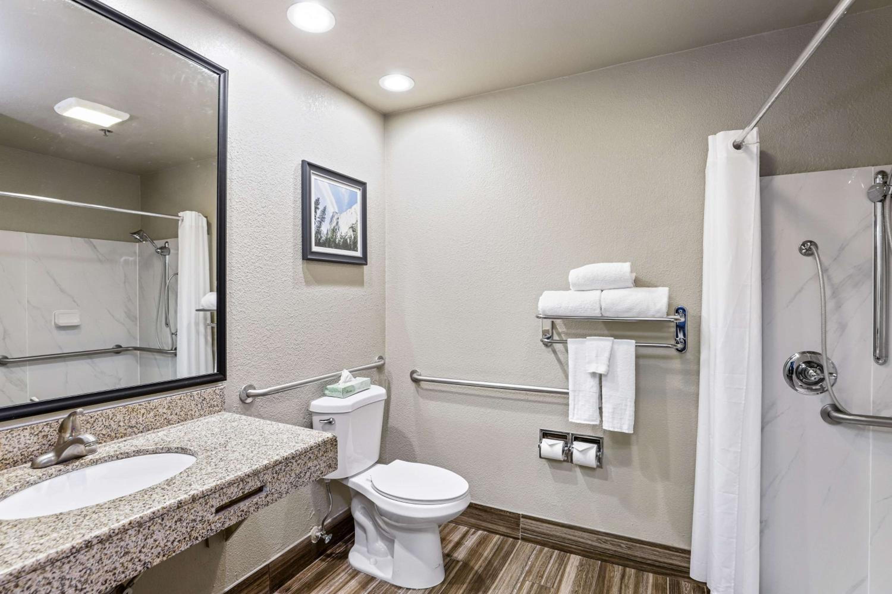 King Room With View - Disability Access - Non Smoking - Photo 4