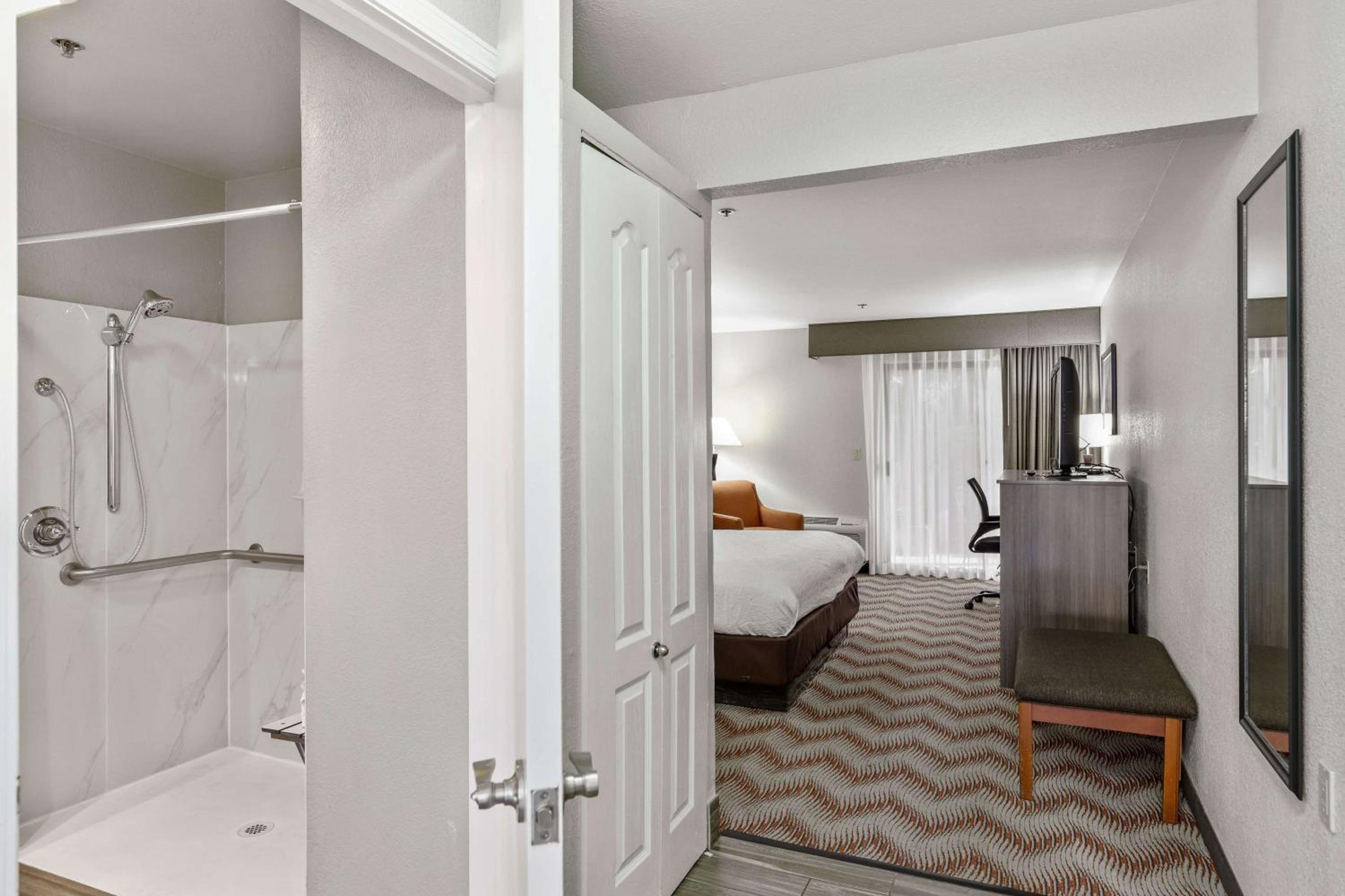 King Room With View - Disability Access - Non Smoking - Photo 3