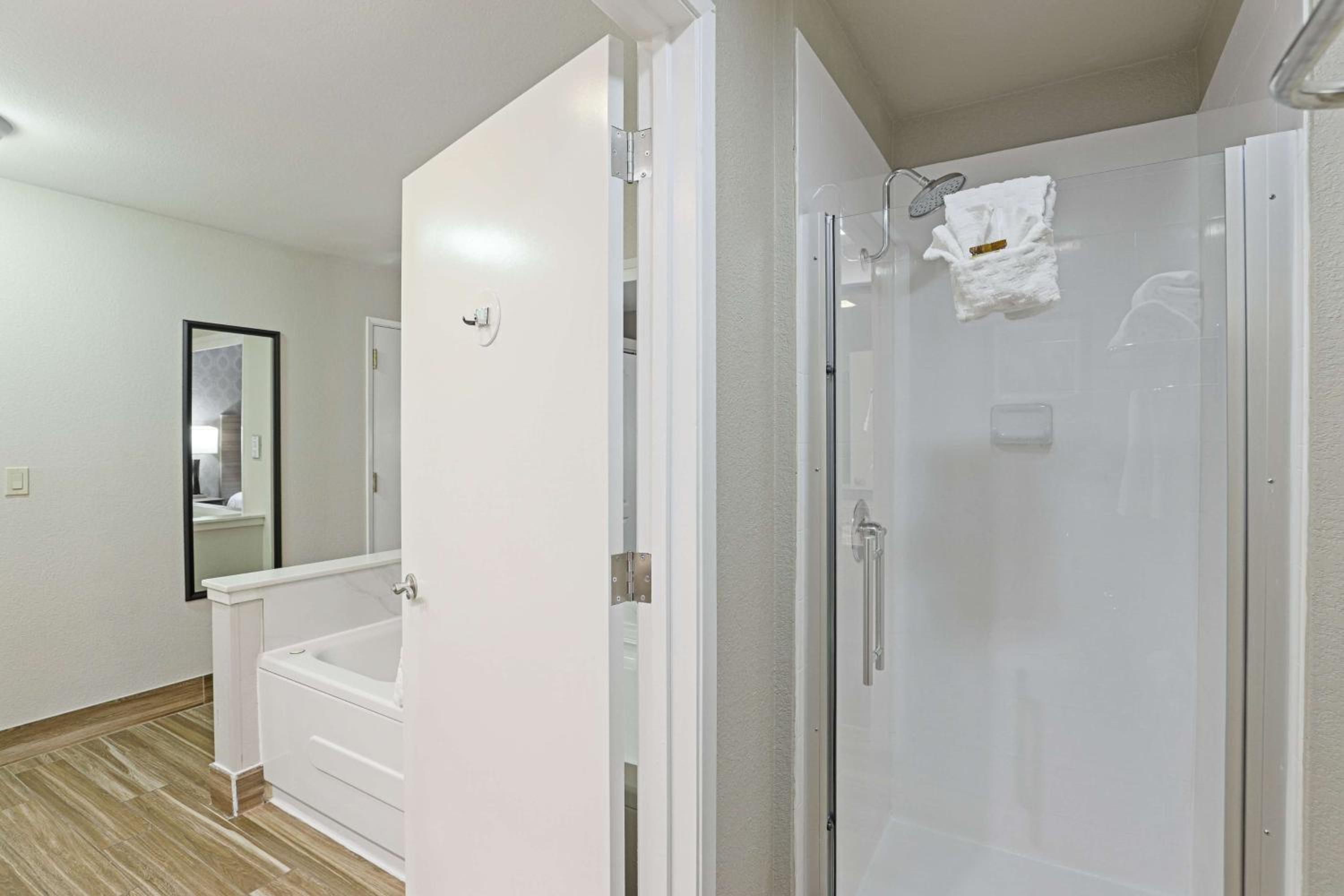 King Suite with Whirlpool and Fireplace - Non-Smoking - Photo 2