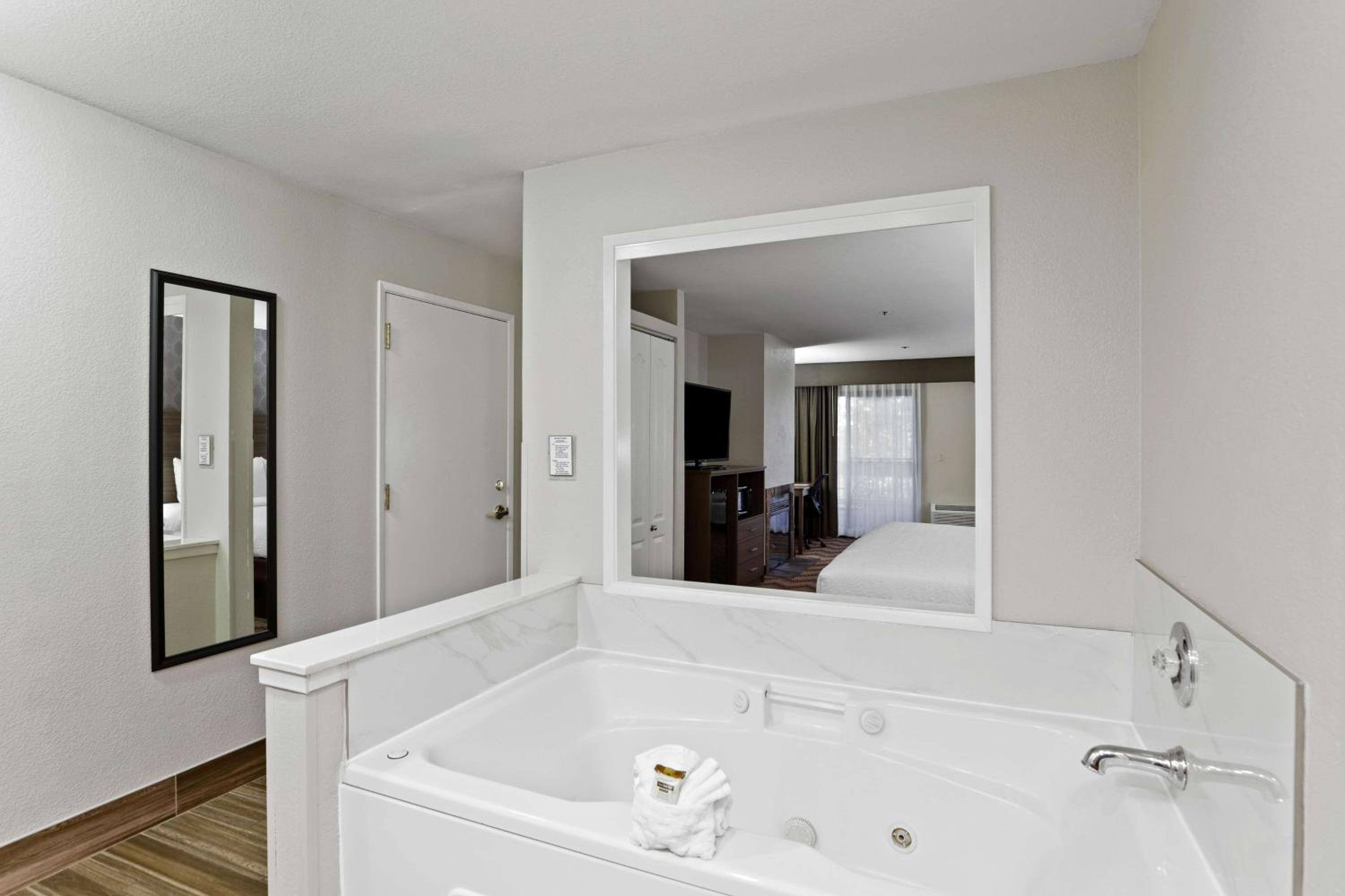 King Suite with Whirlpool and Fireplace - Non-Smoking - Photo 3