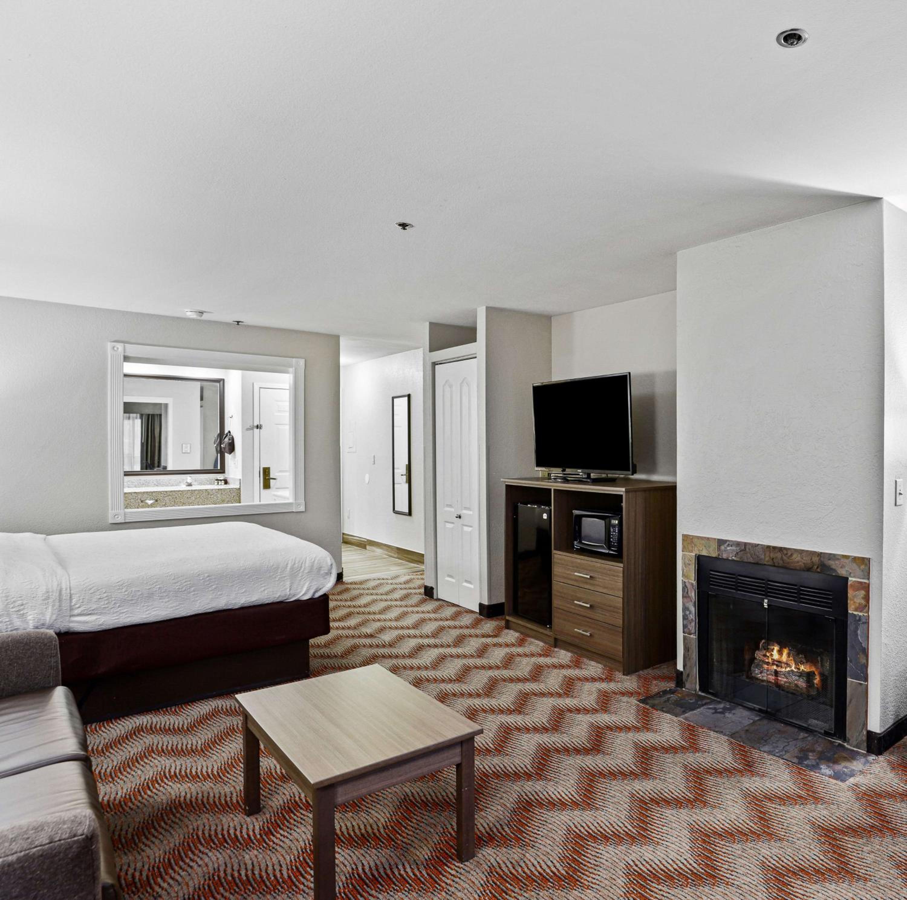 King Suite with Whirlpool and Fireplace - Non-Smoking - Photo 4