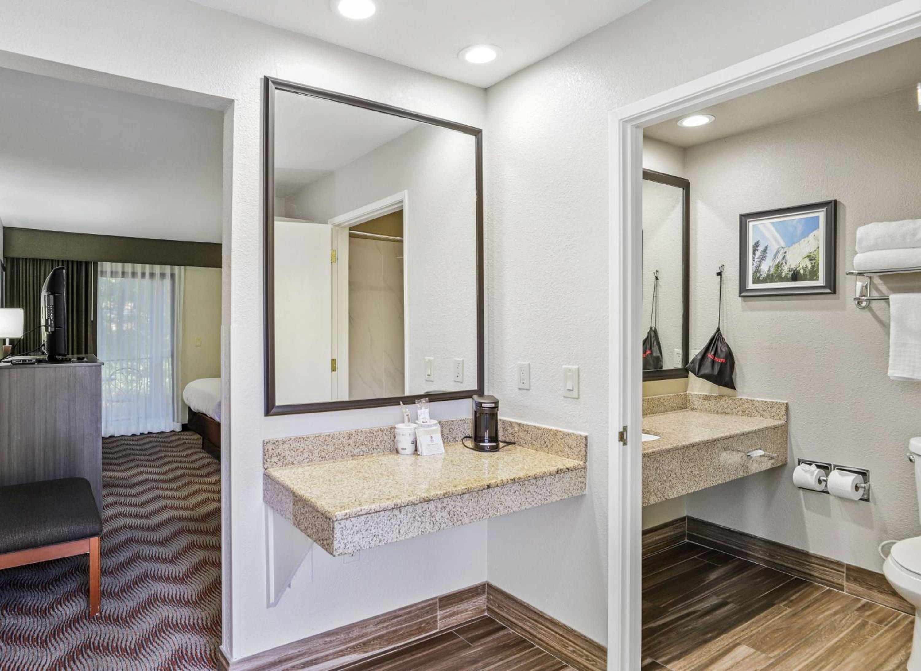 Deluxe Queen Room with Two Queen Beds - Non-Smoking - Photo 4