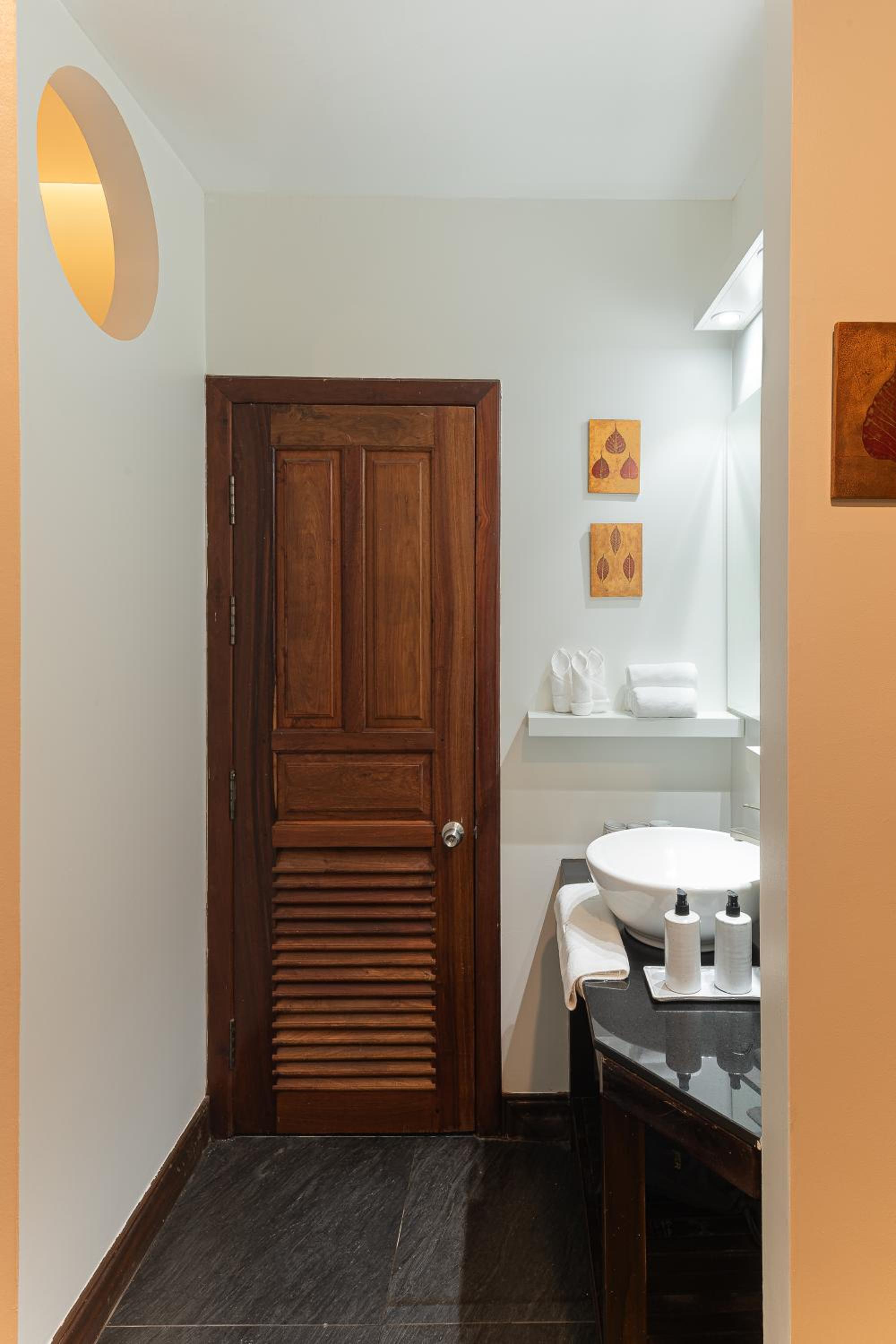 Deluxe Double Room with Balcony - Photo 8