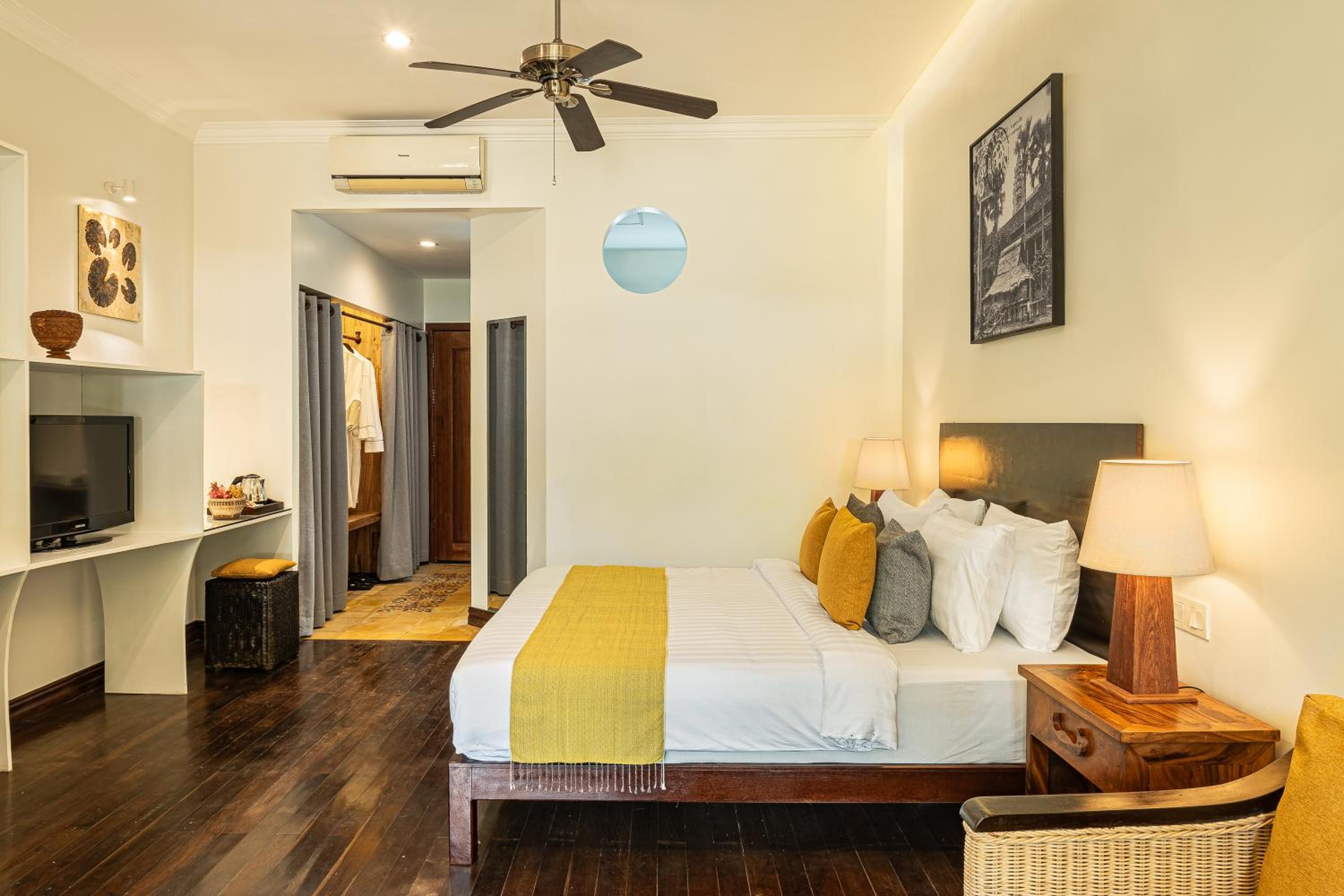 Deluxe Double Room with Balcony - Photo 11