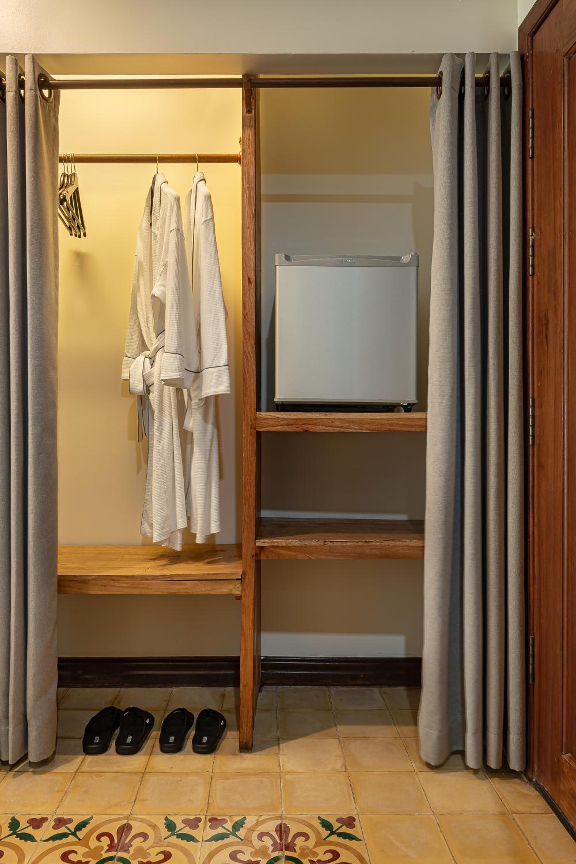 Deluxe Double Room with Balcony - Photo 43