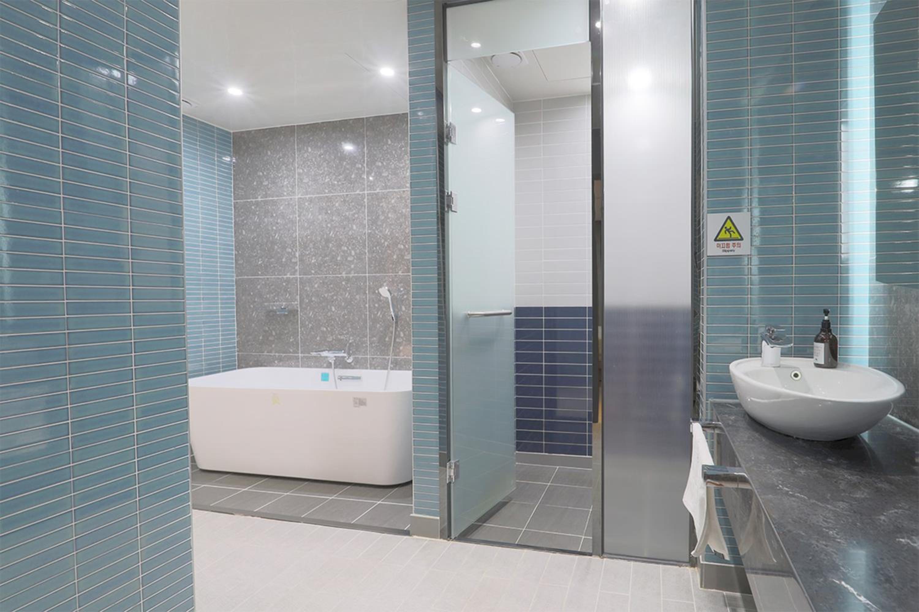 Deluxe Double Room with City View - Photo 4