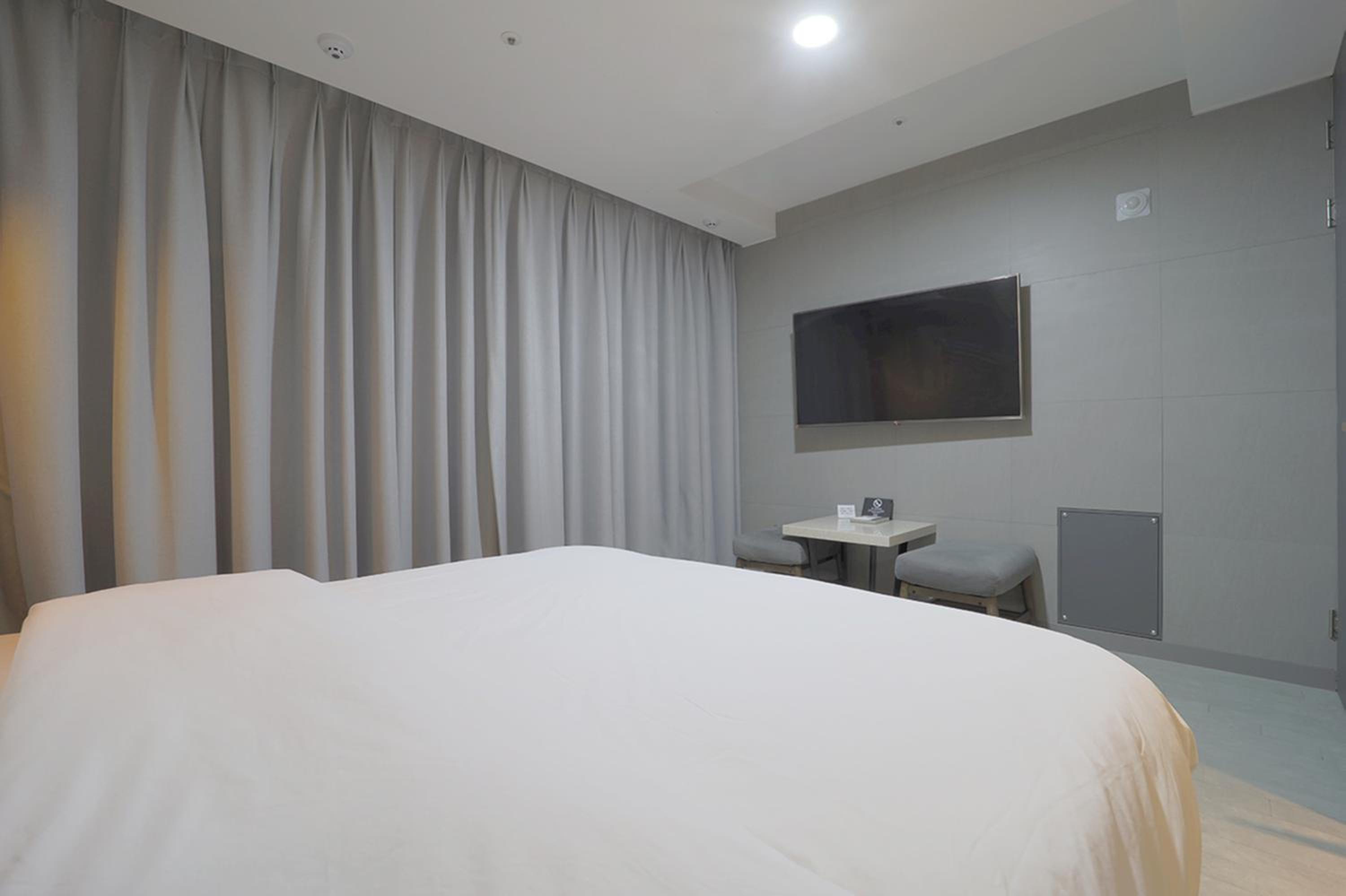 Deluxe Double Room with City View - Photo 3