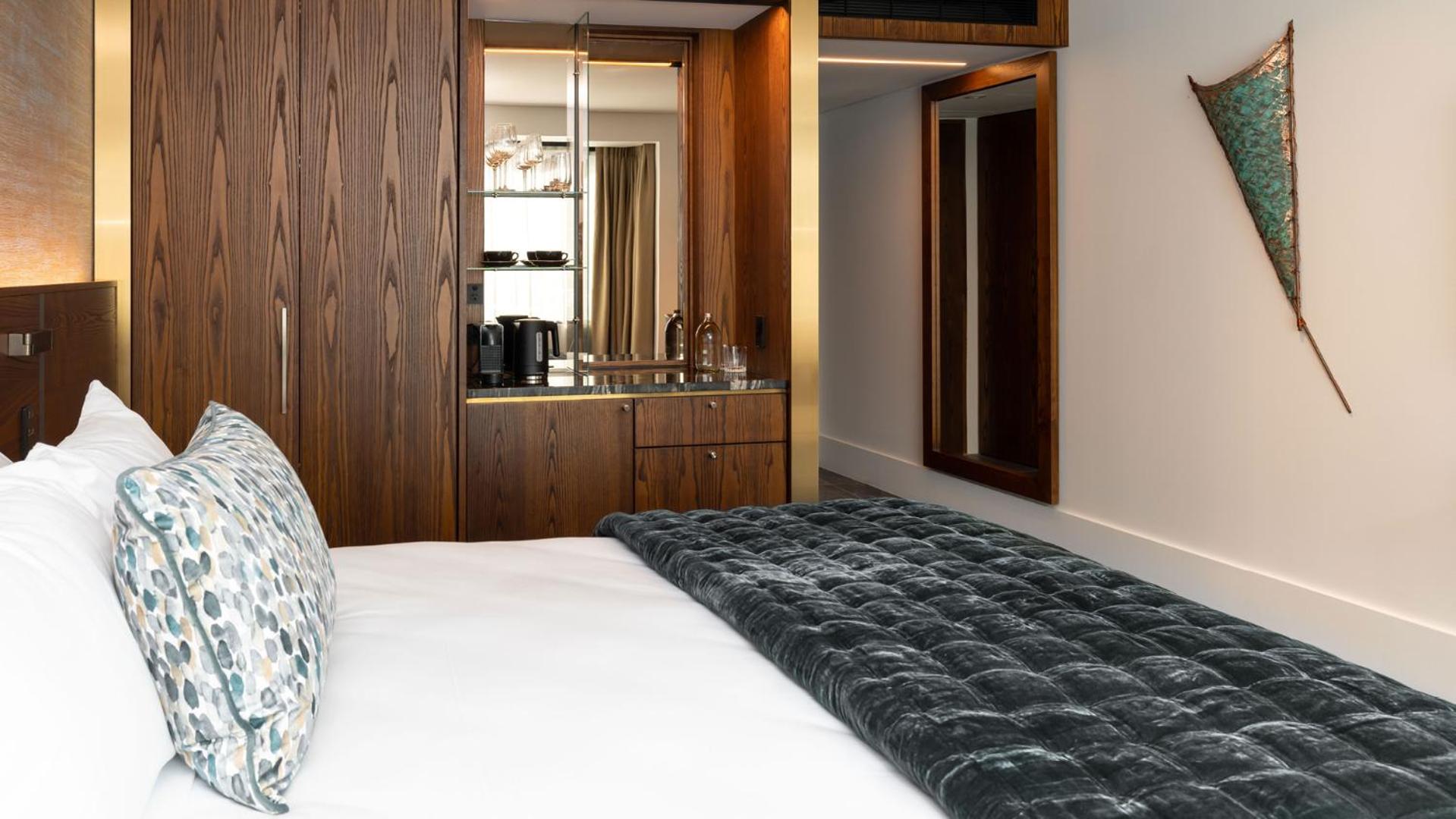 Elite Harbor View King Room - Photo 4