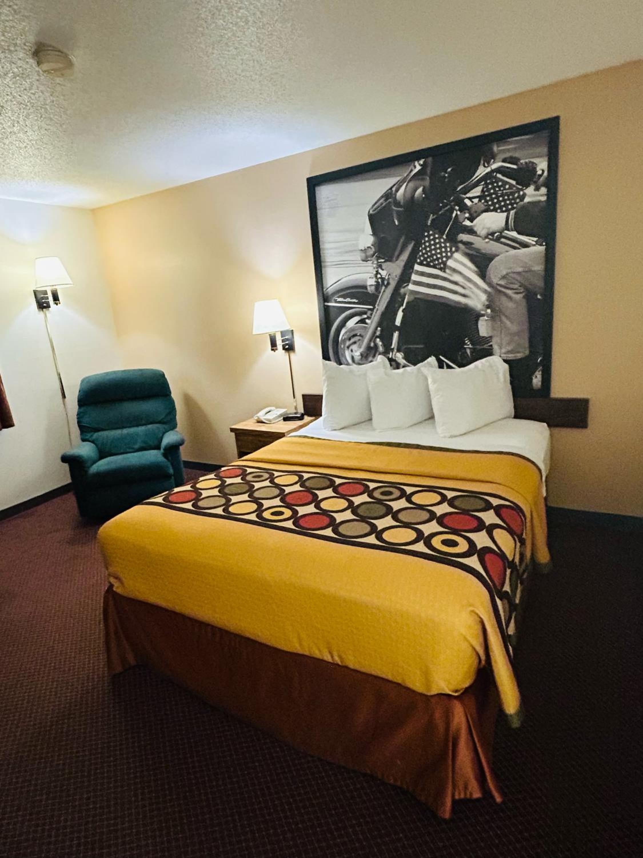 Queen Room with Bath Tub - Mobility Accessible/Non-Smoking - Photo 1
