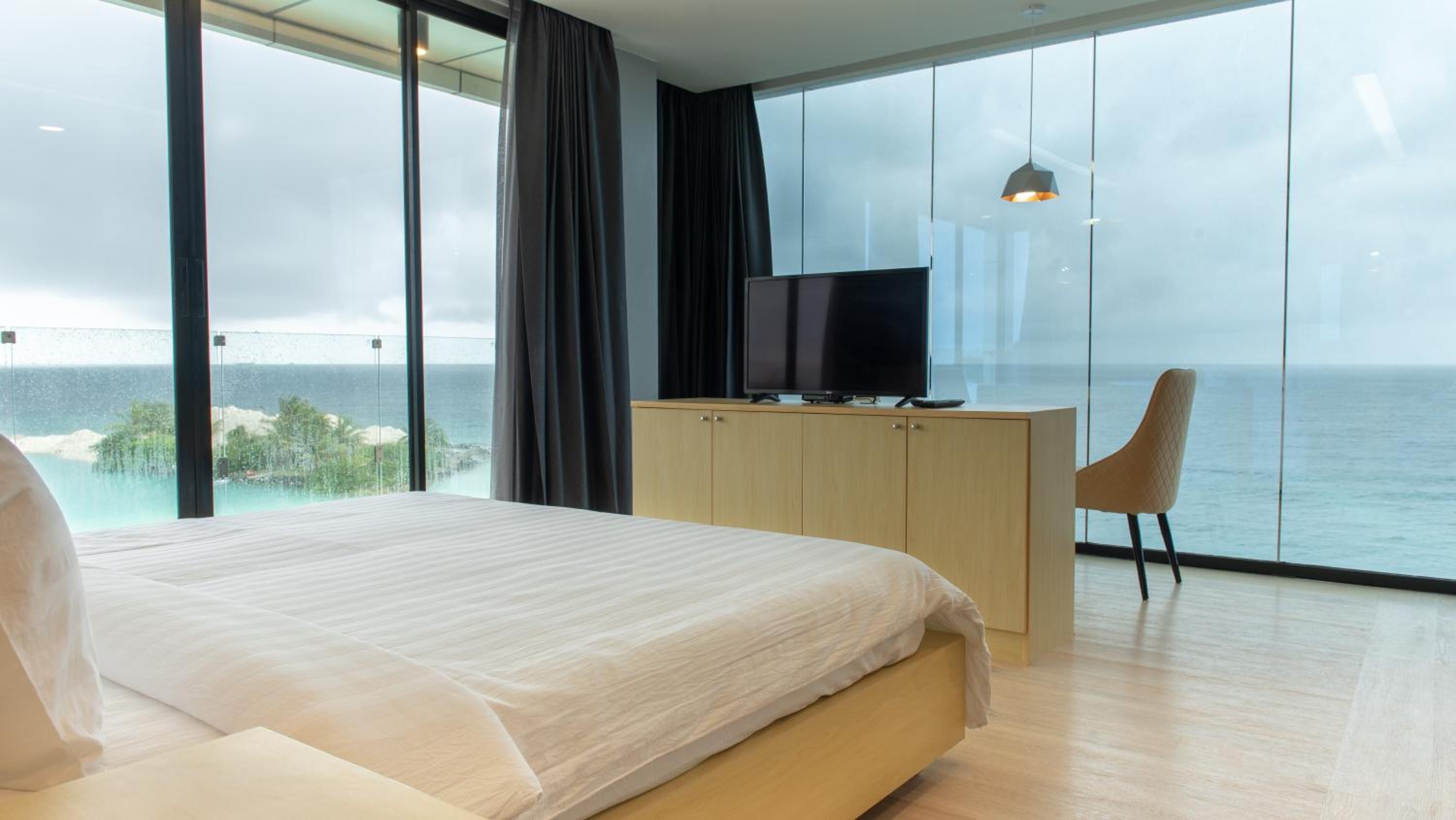 Premier Oceanview with Balcony - Photo 7