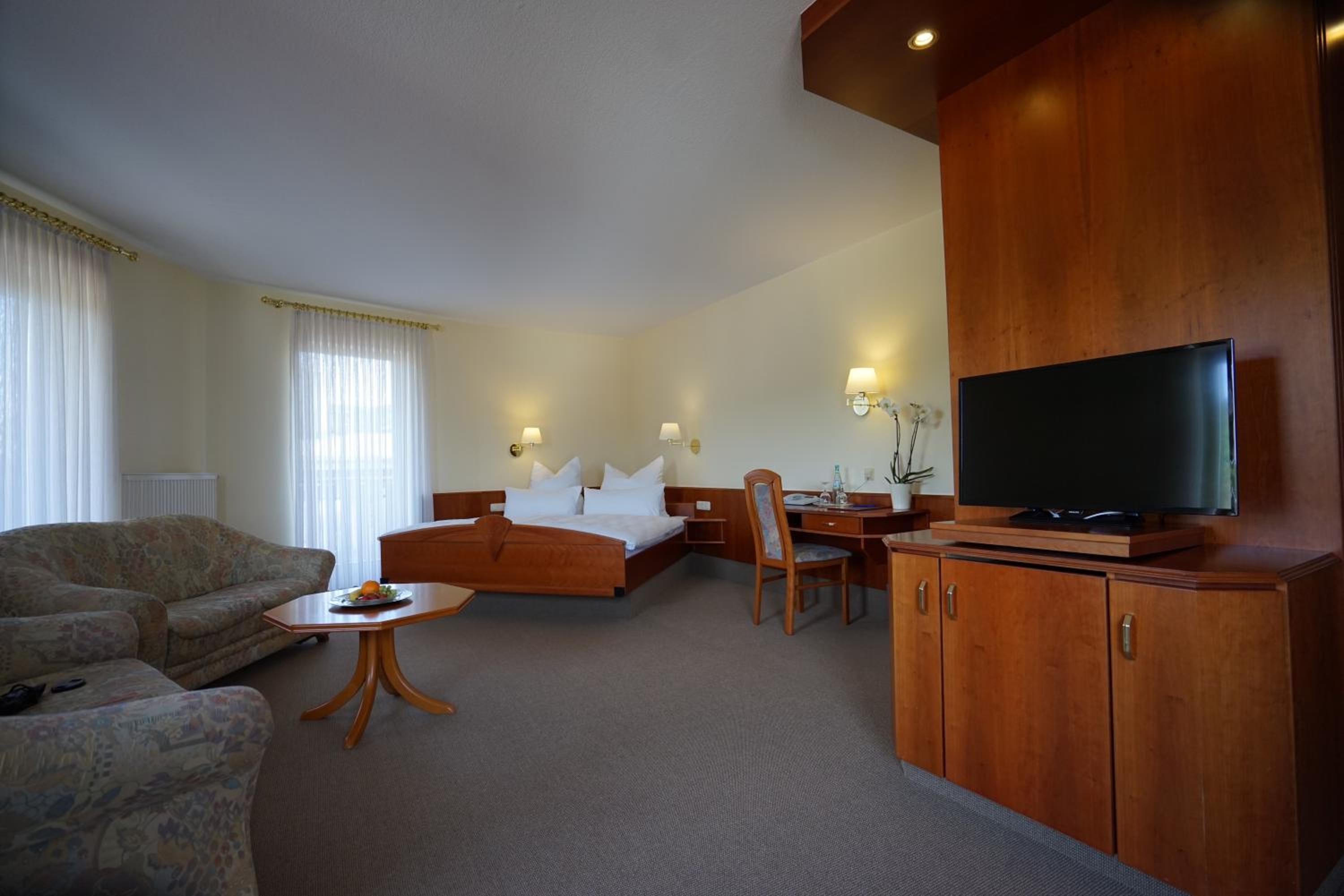 Suite with Balcony - Photo 4