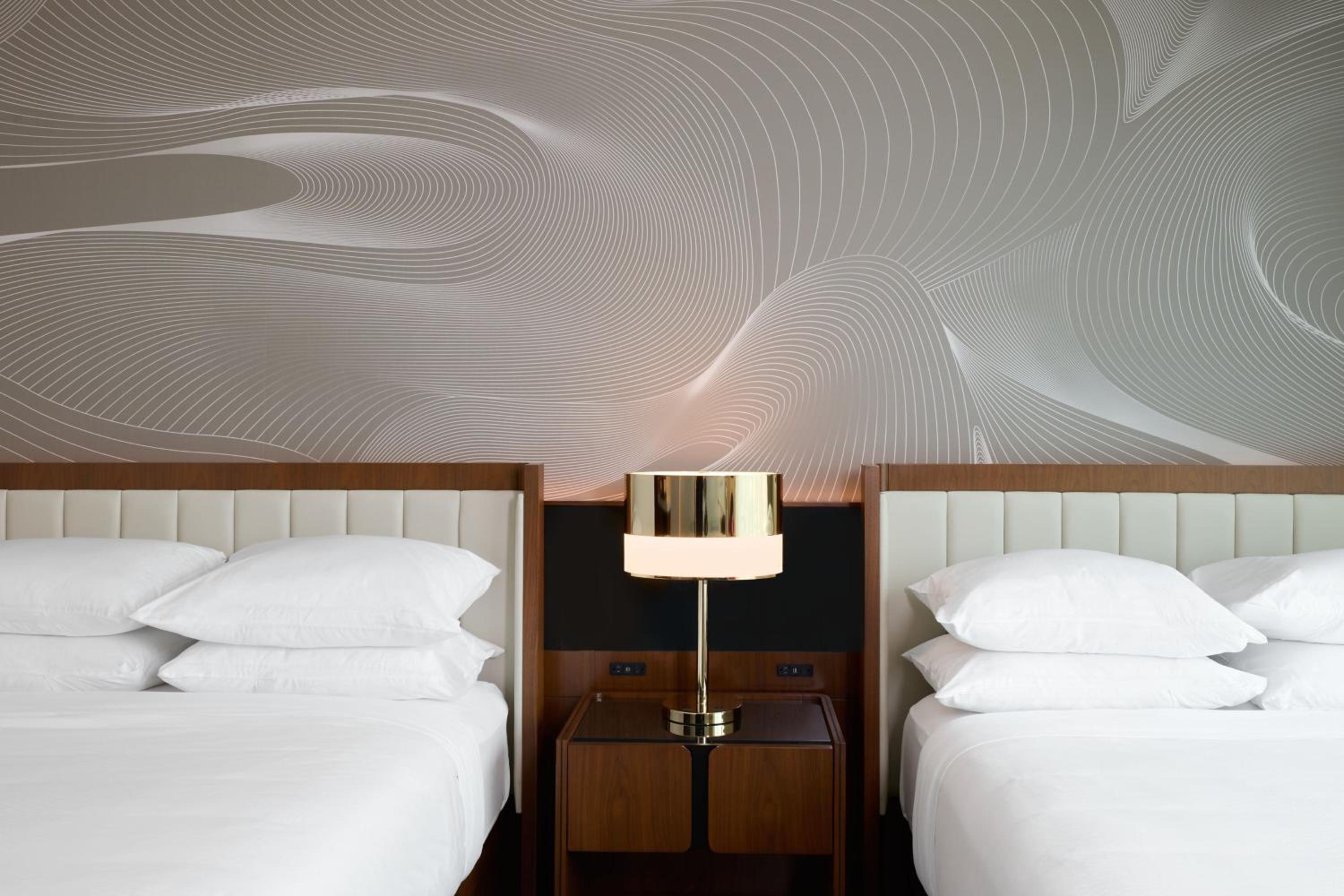 Deluxe Queen Room with Two Queen Beds - High Floor - Photo 4
