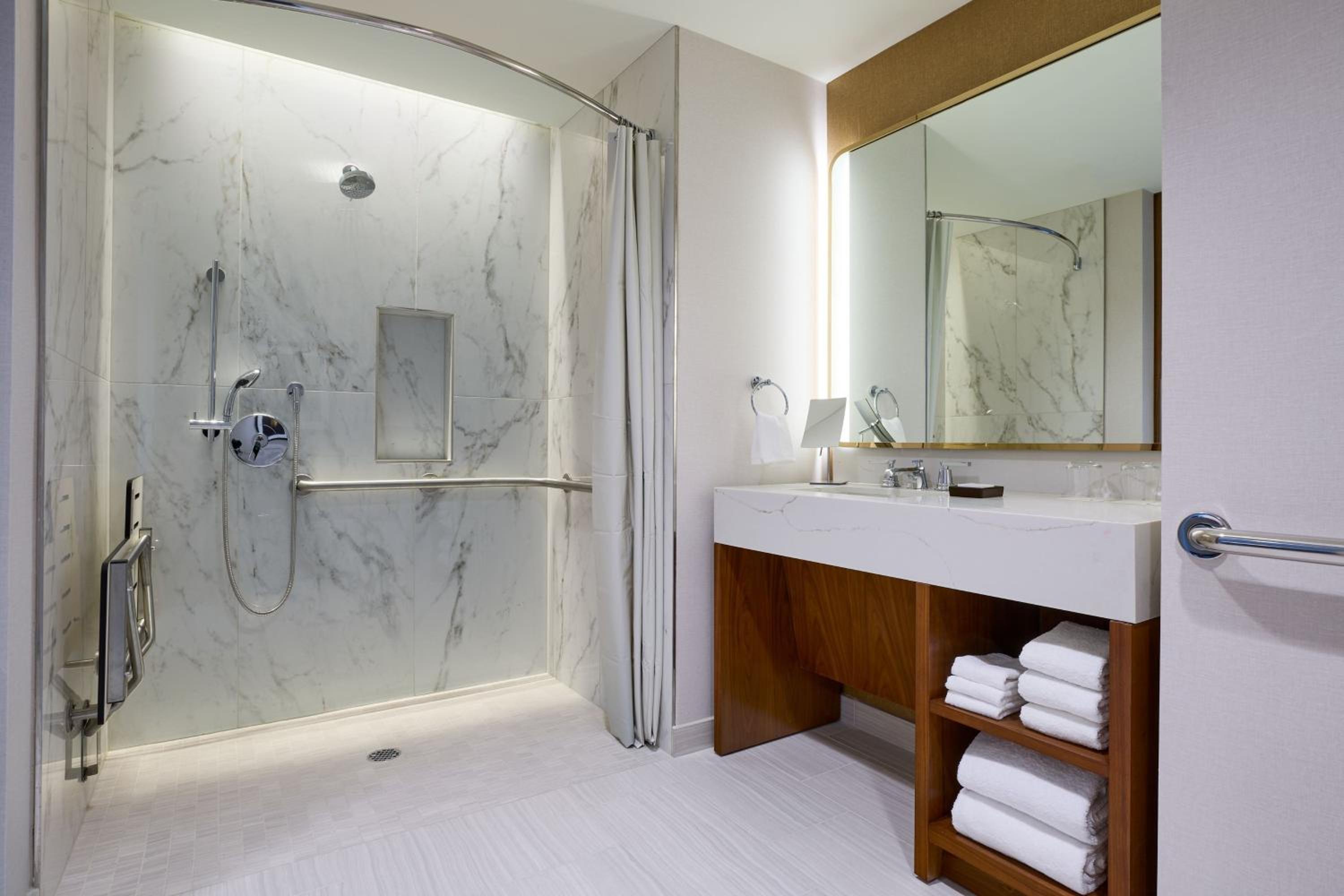 Deluxe Queen Room with Two Queen Beds - High Floor - Photo 2