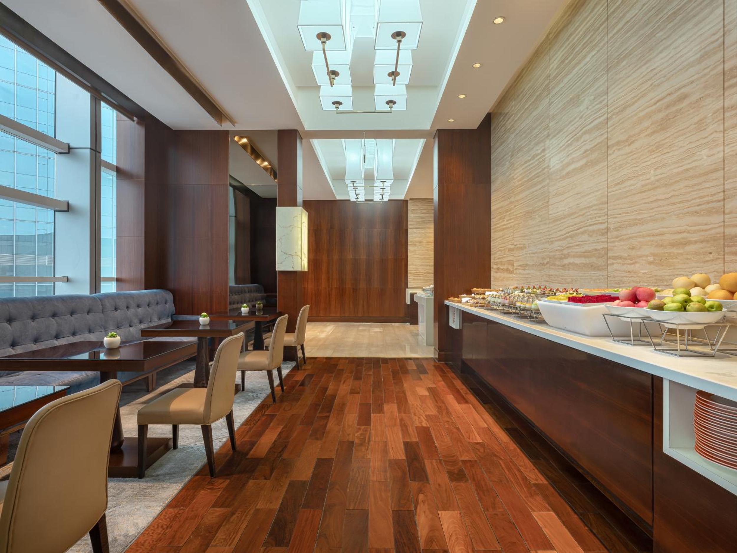 Club Deluxe, Club lounge access, Guest room, 1 King - Photo 7