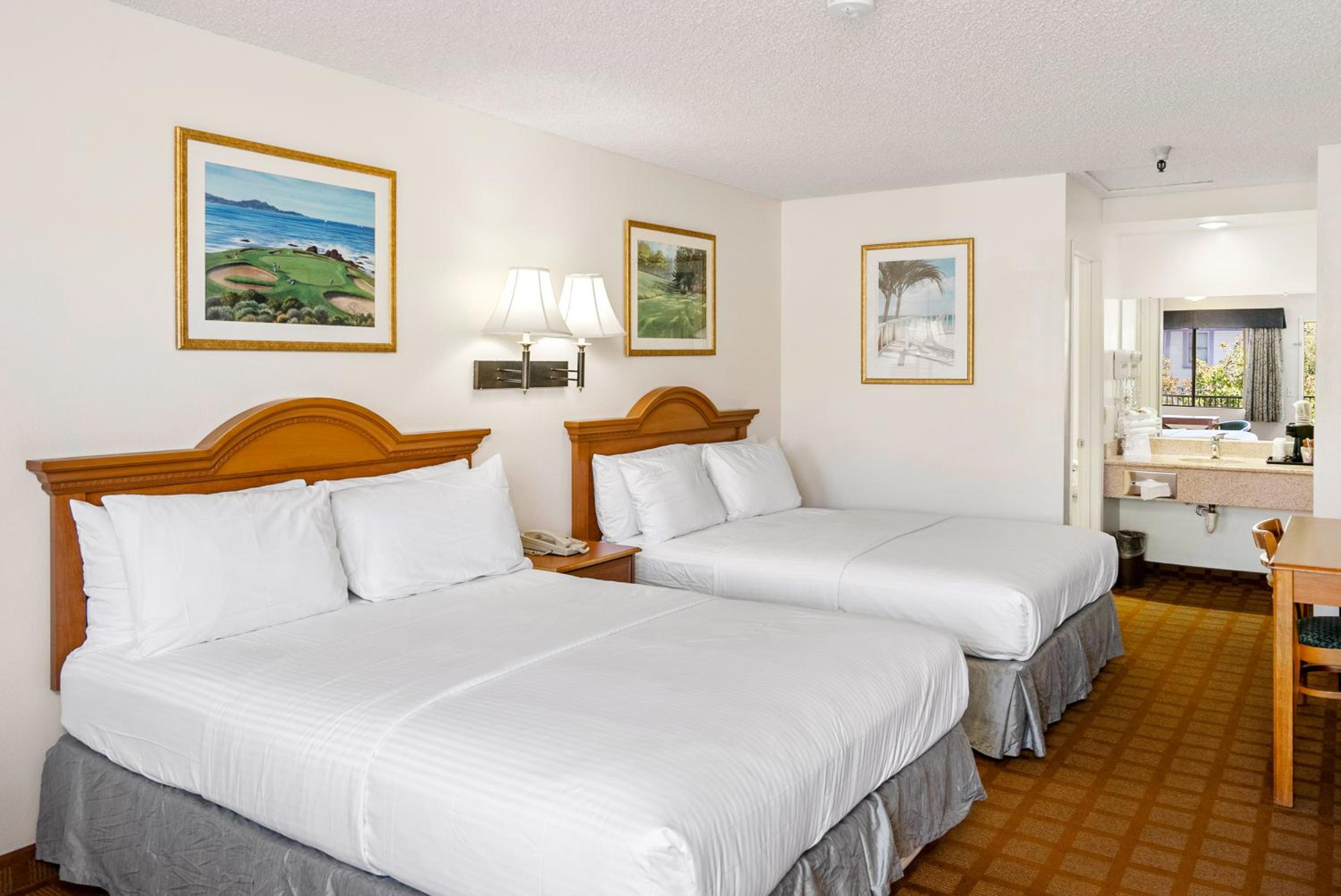 Queen Room with Two Queen Beds - Non-Smoking - Photo 2