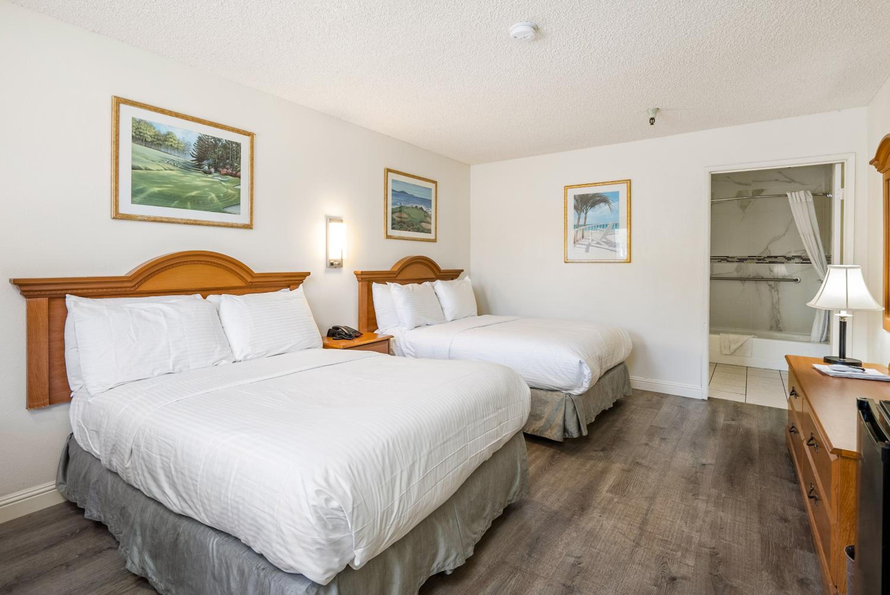 Queen Room with Two Queen Beds - Non-Smoking - Photo 4