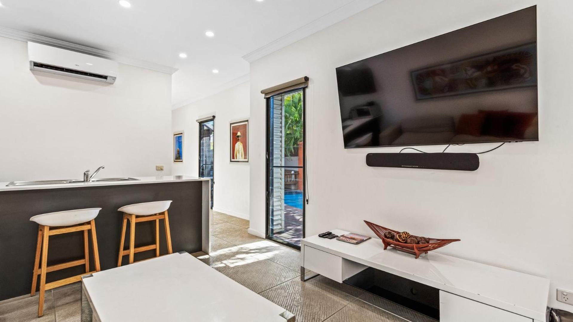 1 Bedroom Pool Suite photo 3