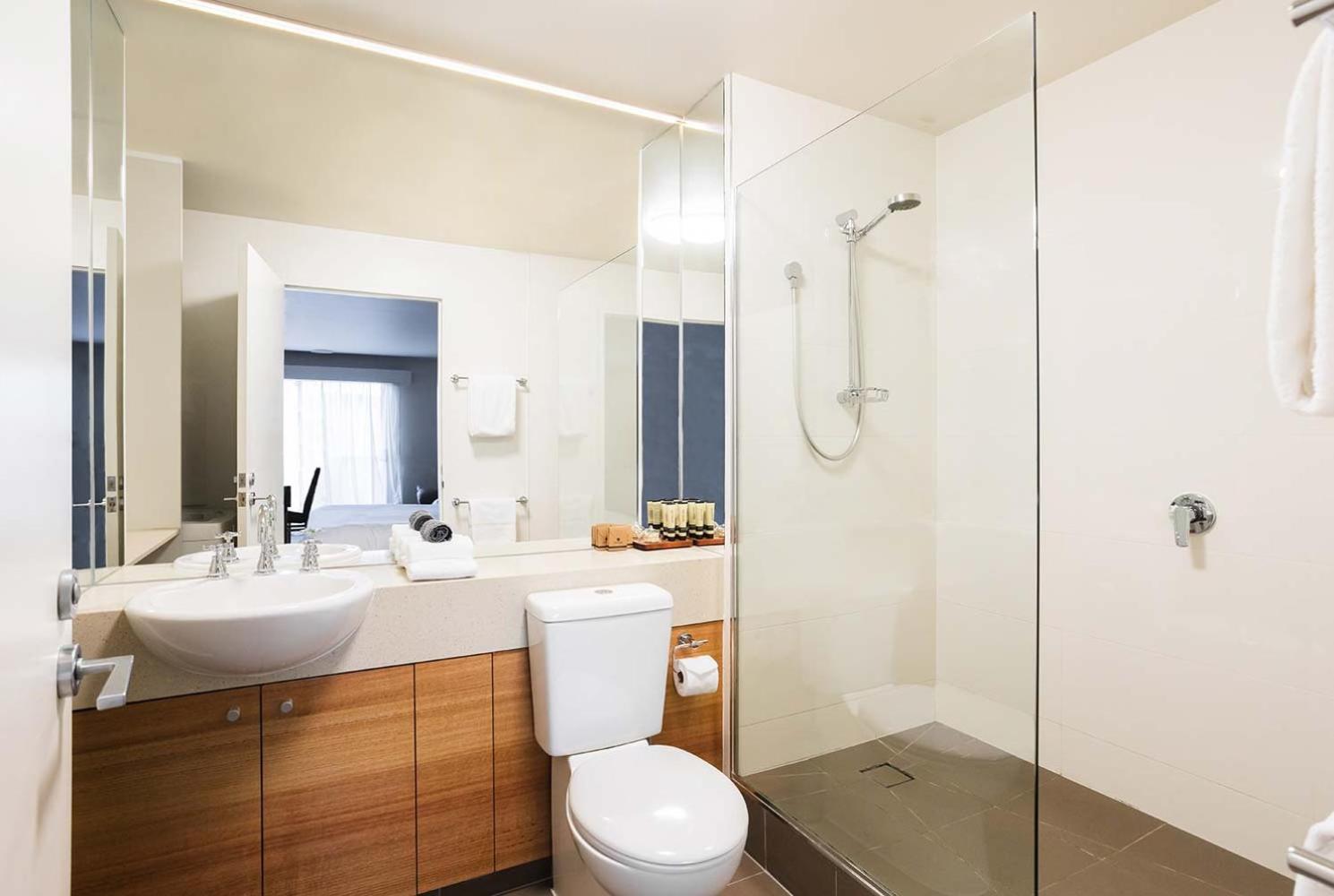 Studio Apartment with Free High Speed WiFi - Photo 3