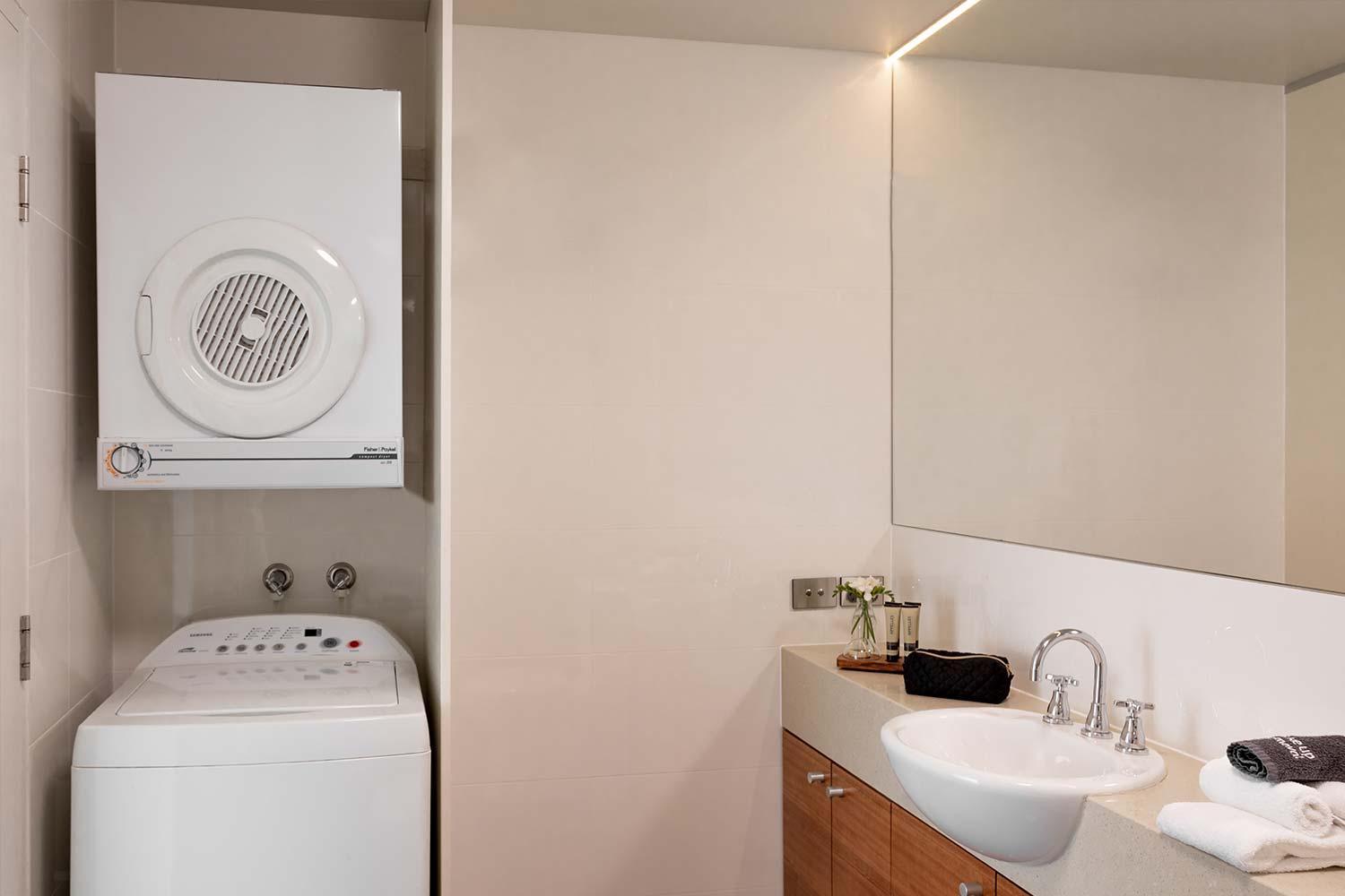 Studio Apartment with Free High Speed WiFi - Photo 5