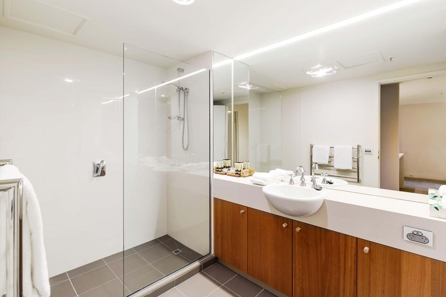 One-Bedroom Apartment with Free High Speed WiFi - Photo 2