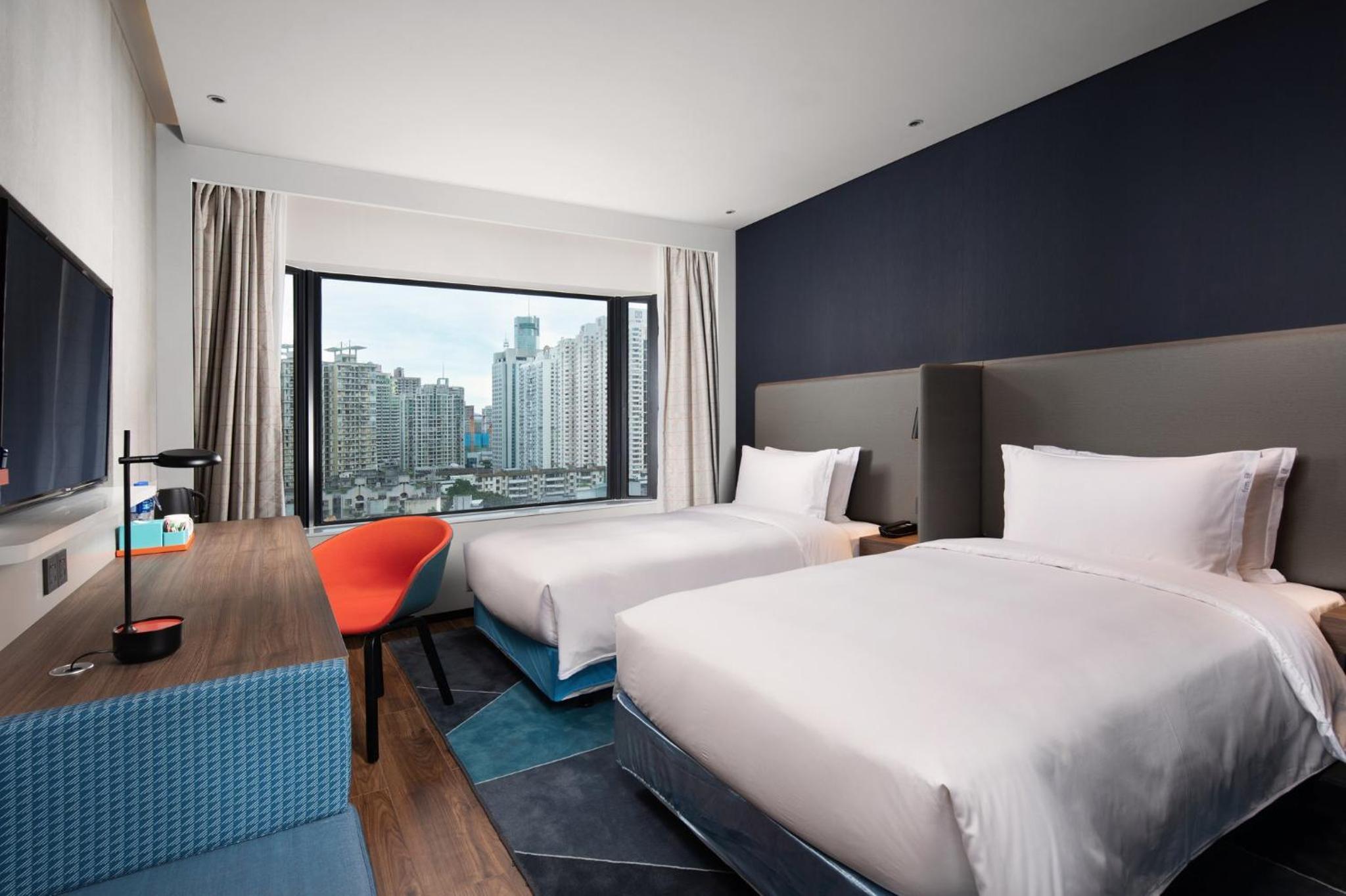 Standard Twin Room with City View - Photo 2