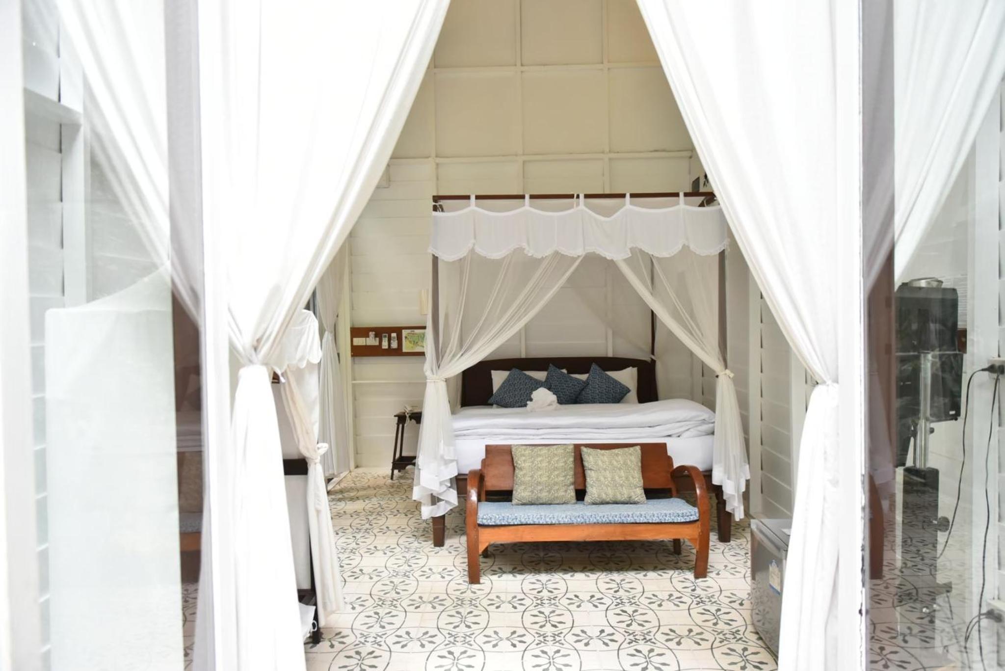 Honeymoon Villa Stream View