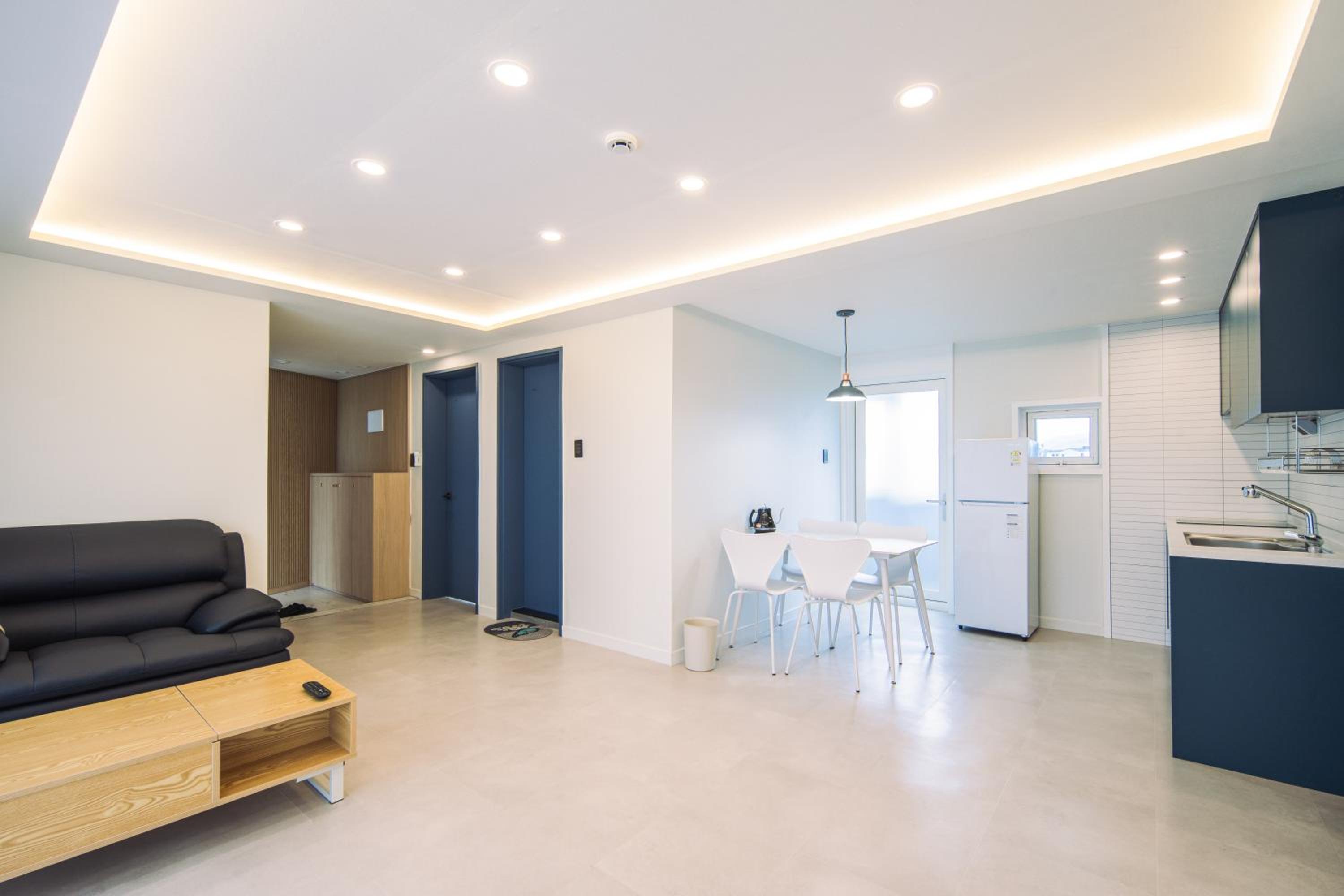 Two-Bedroom House - Photo 3
