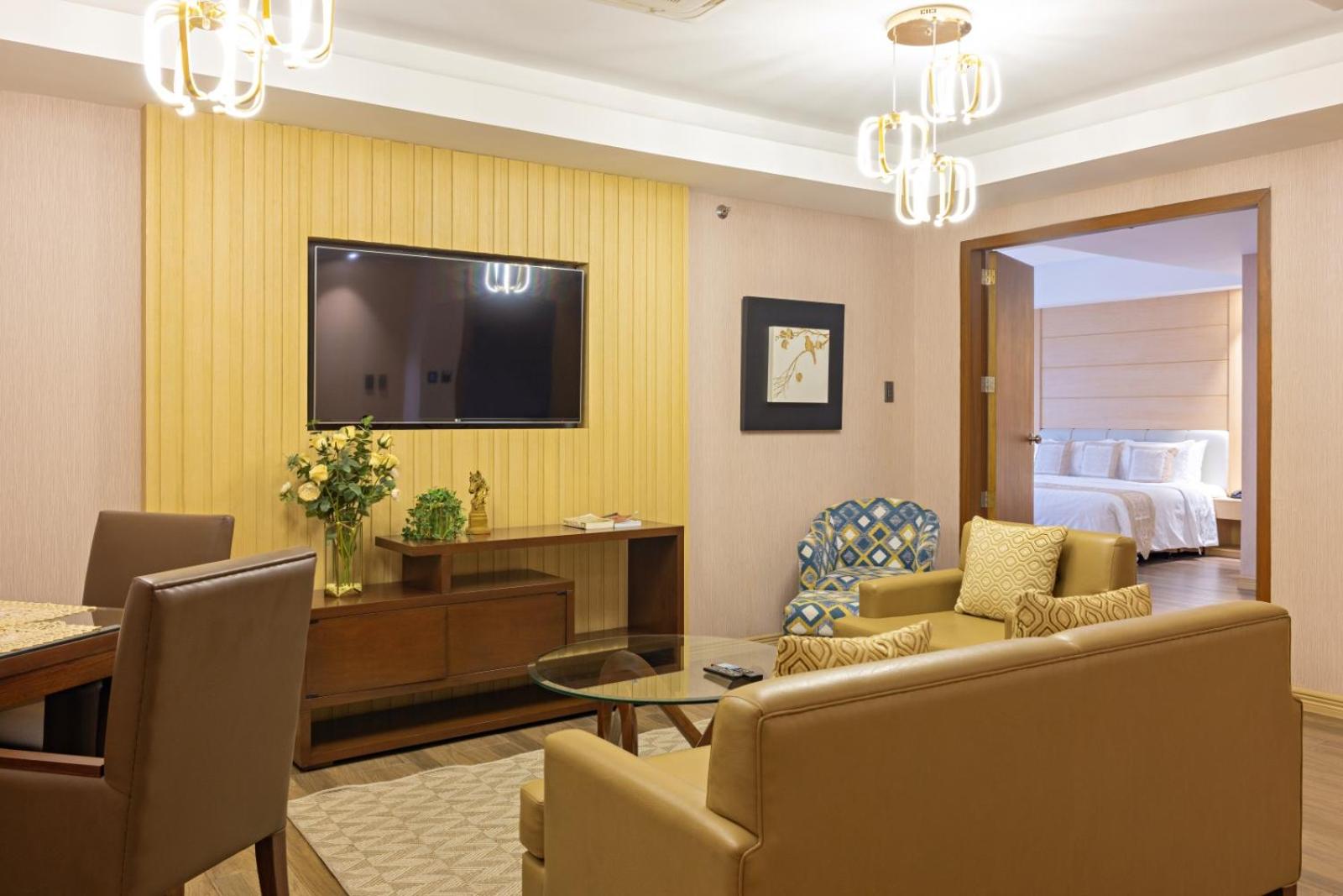 One-Bedroom Executive King Suite with Bath Tub - Non-Smoking - Photo 2