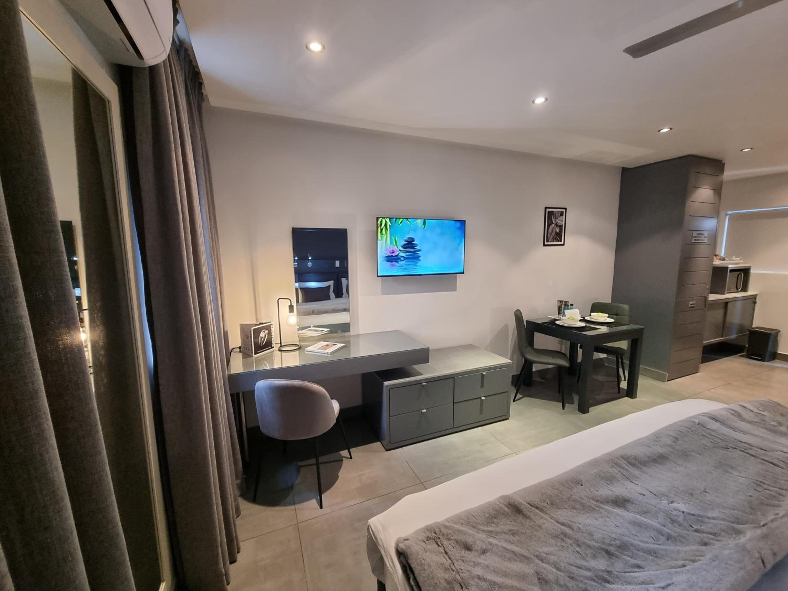 Superior Double Room with Balcony - Photo 1