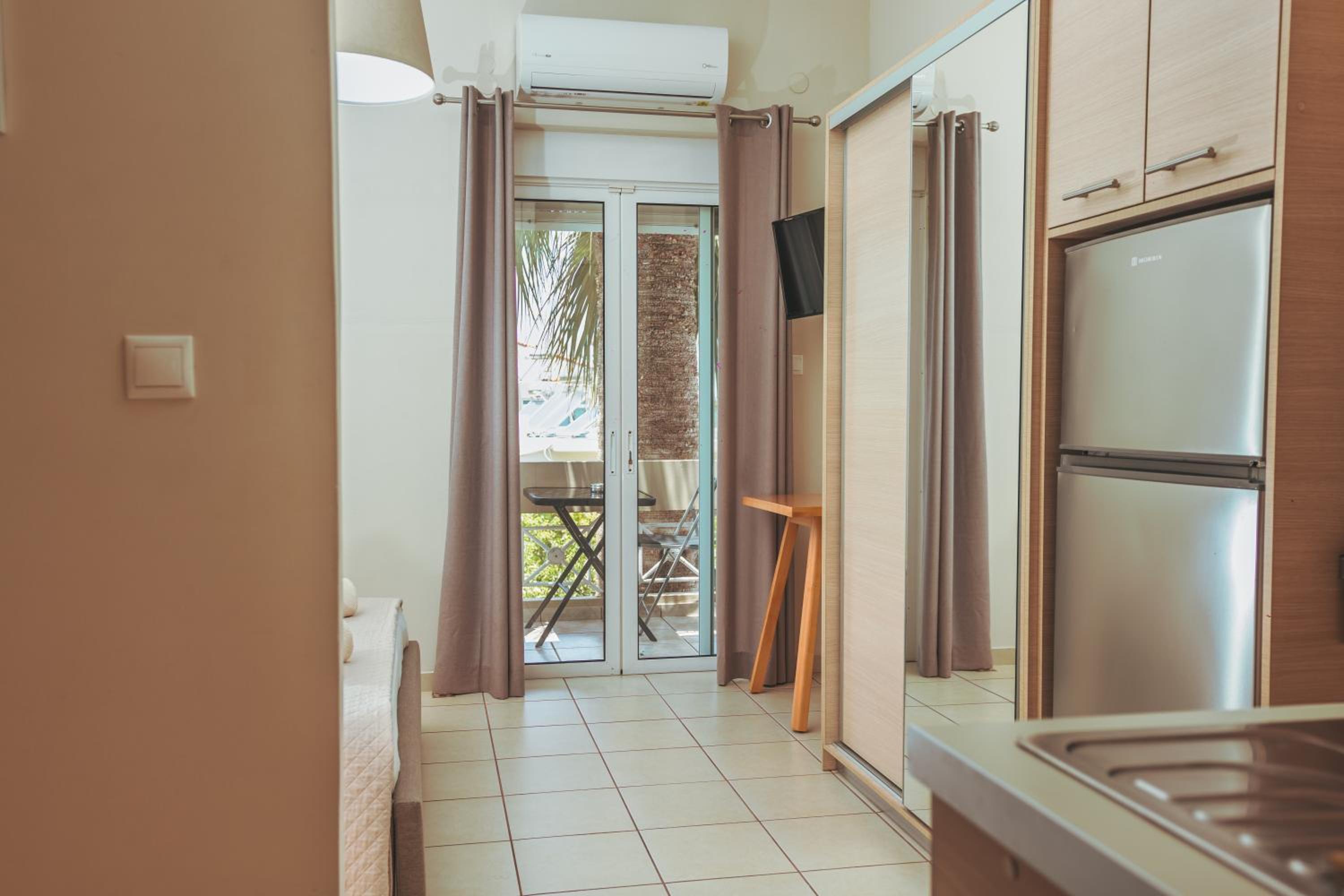 Studio Apartment photo 1