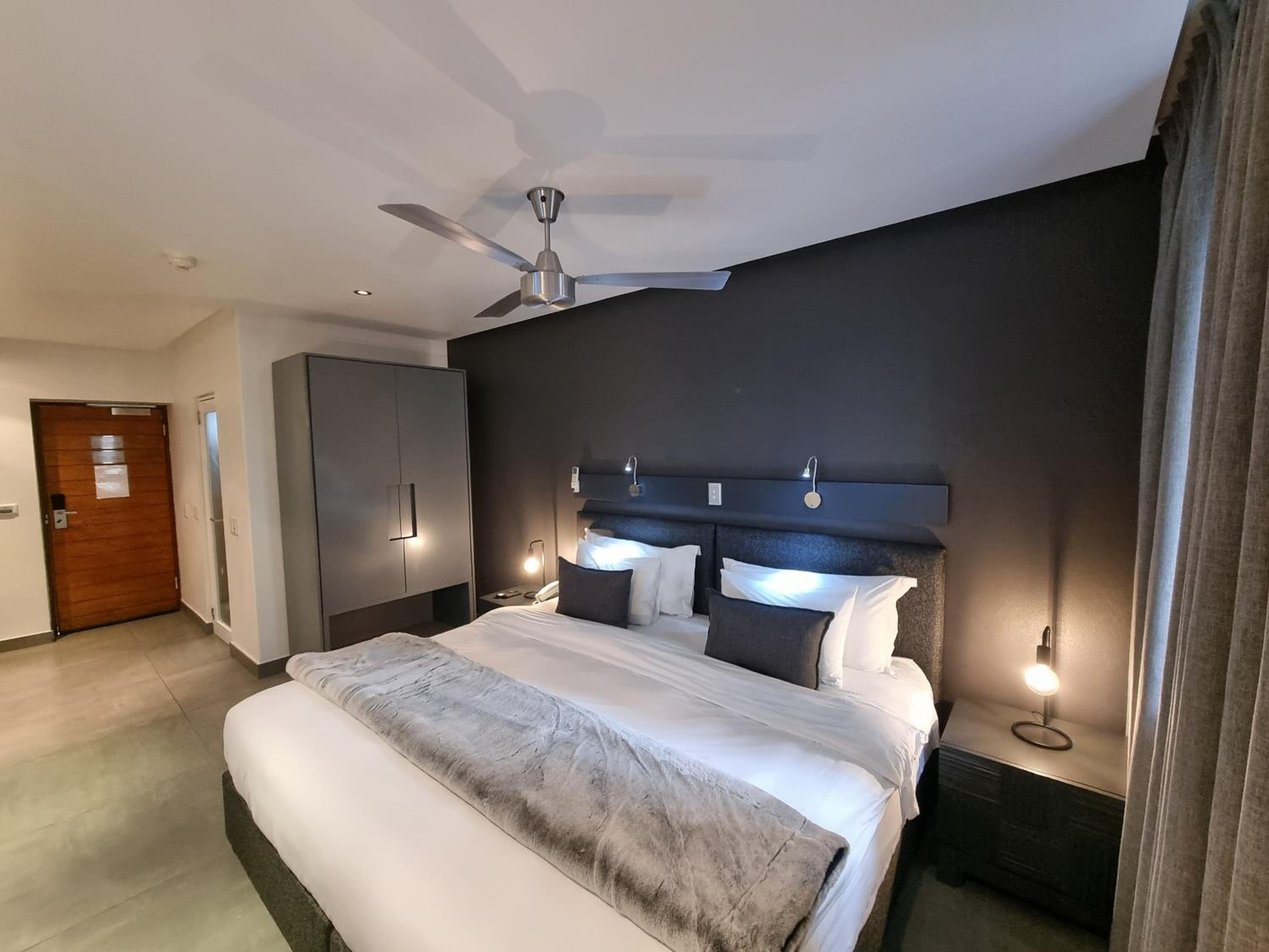 Superior Double Room with Balcony - Photo 9