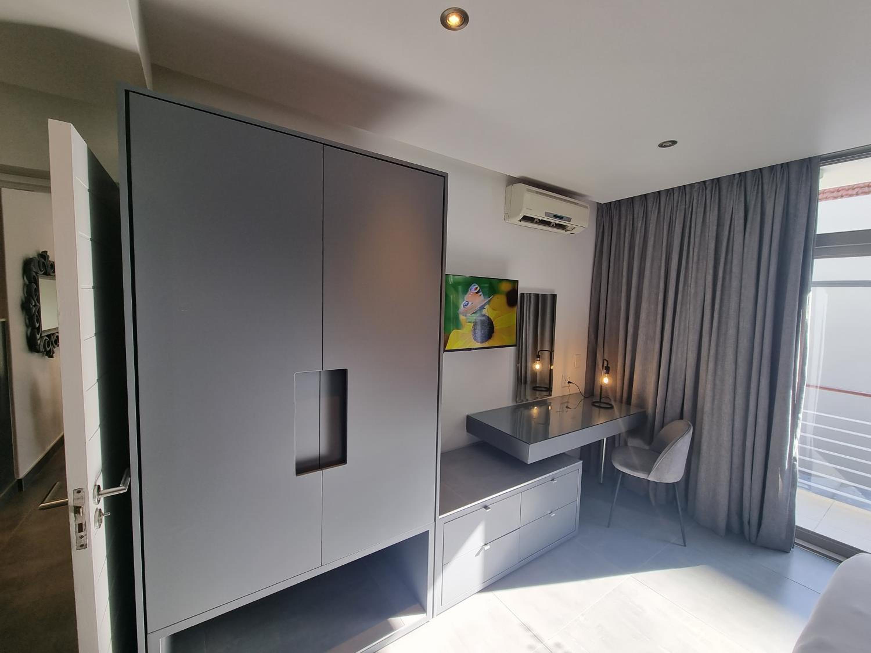 Luxury Suite with Balcony - Photo 10