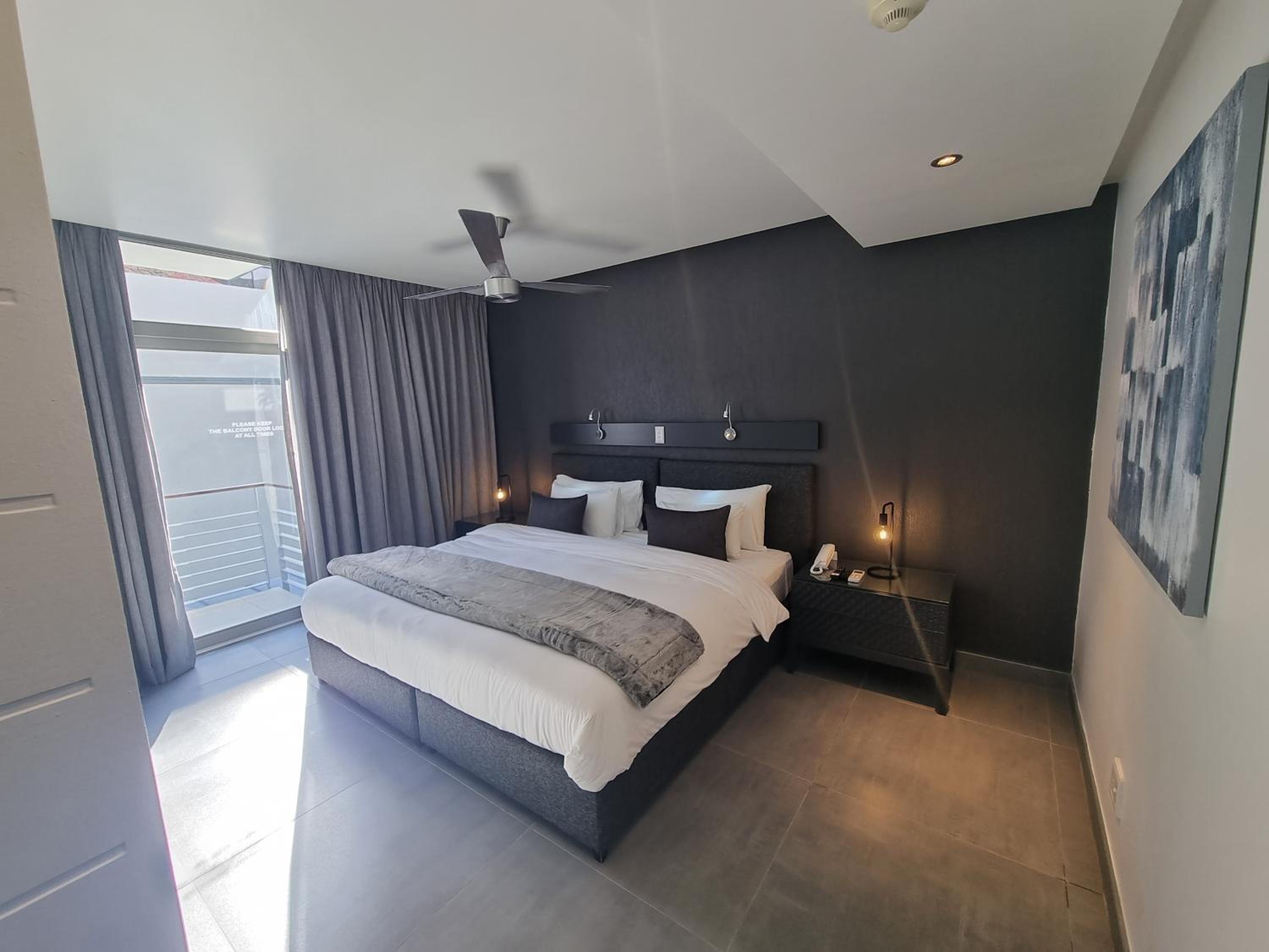 Luxury Suite with Balcony - Photo 9