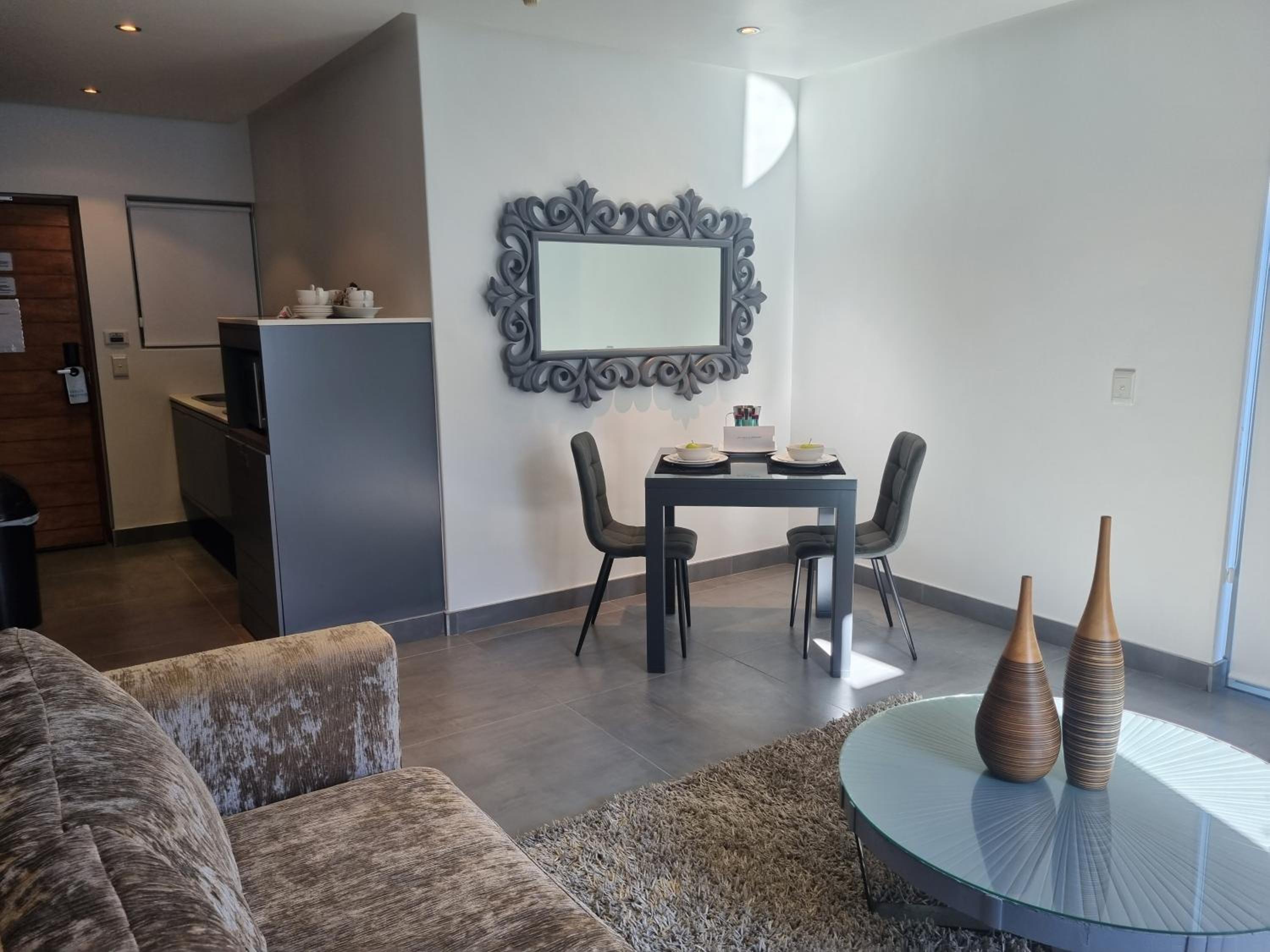 Luxury Suite with Balcony - Photo 11