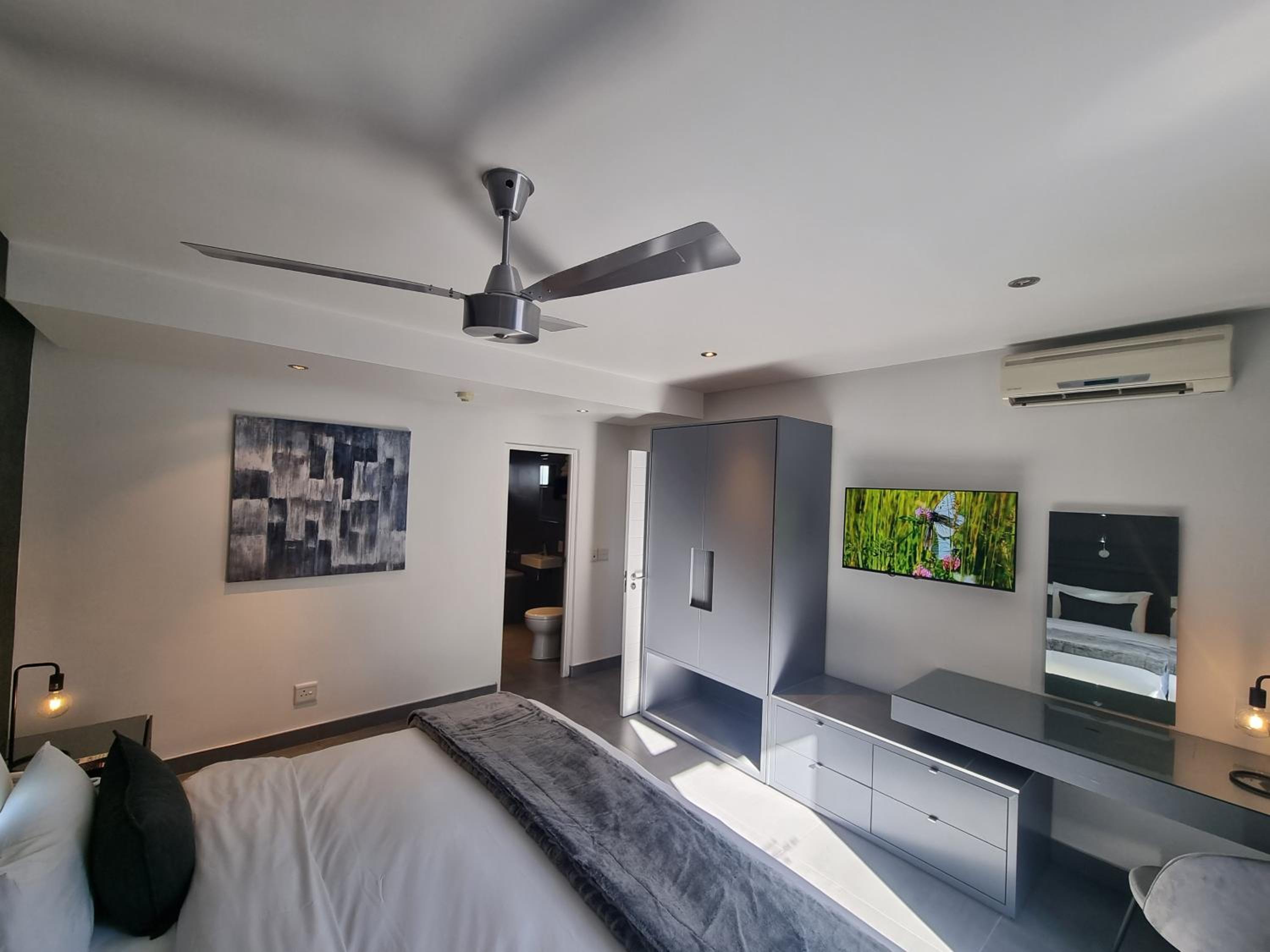 Luxury Suite with Balcony - Photo 2