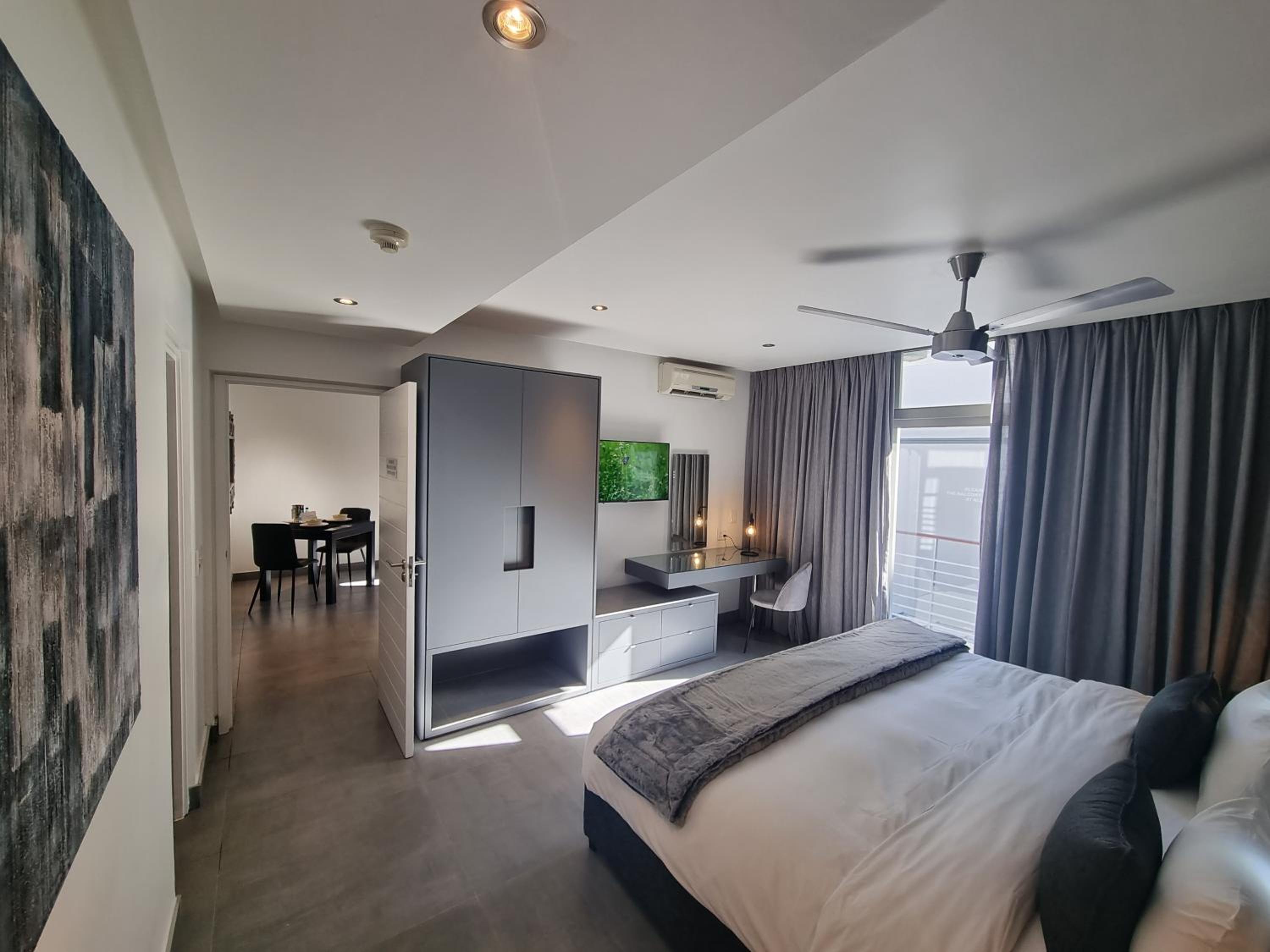 Luxury Suite with Balcony - Photo 3