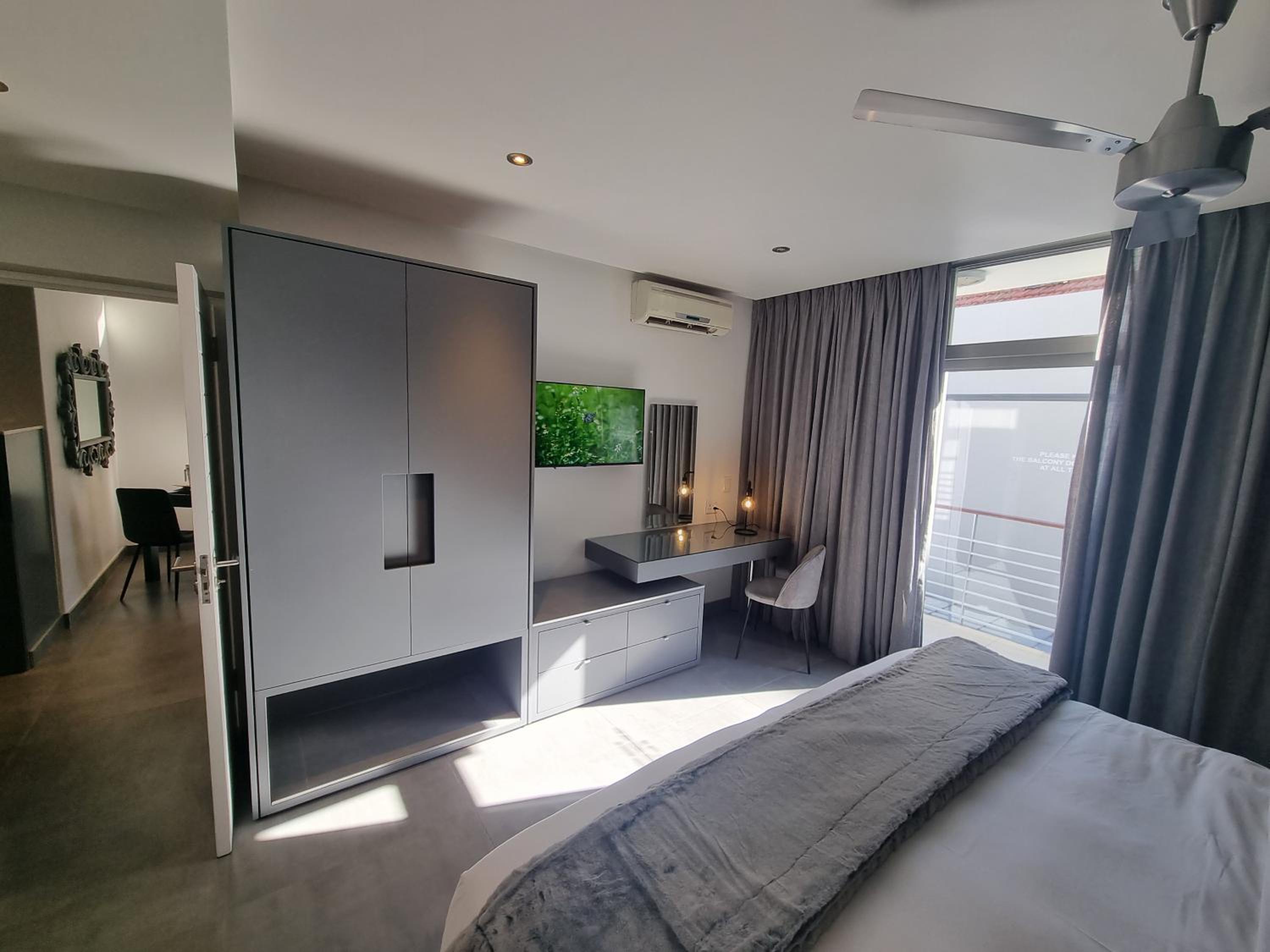 Luxury Suite with Balcony - Photo 8