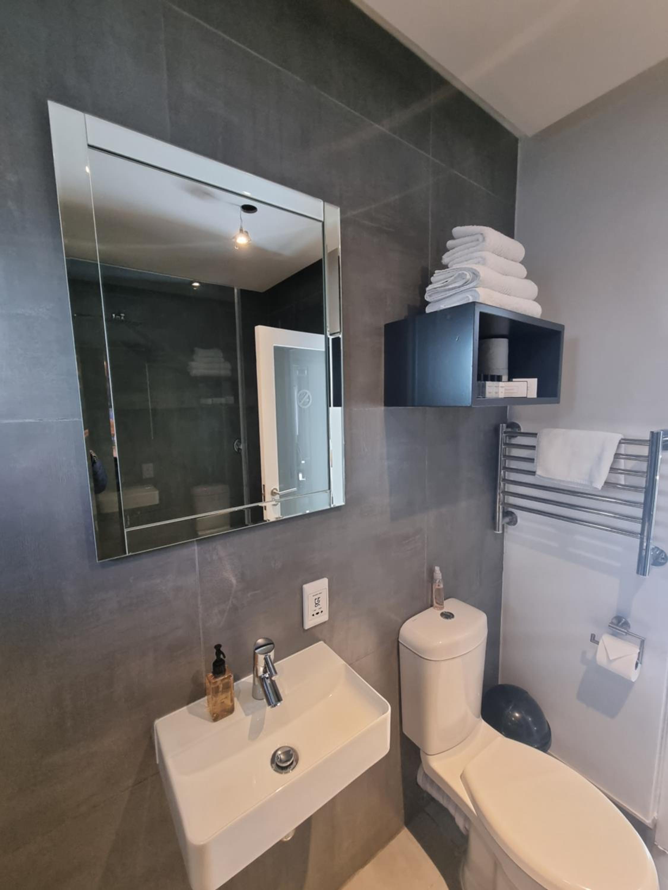 Luxury Suite with Balcony - Photo 4